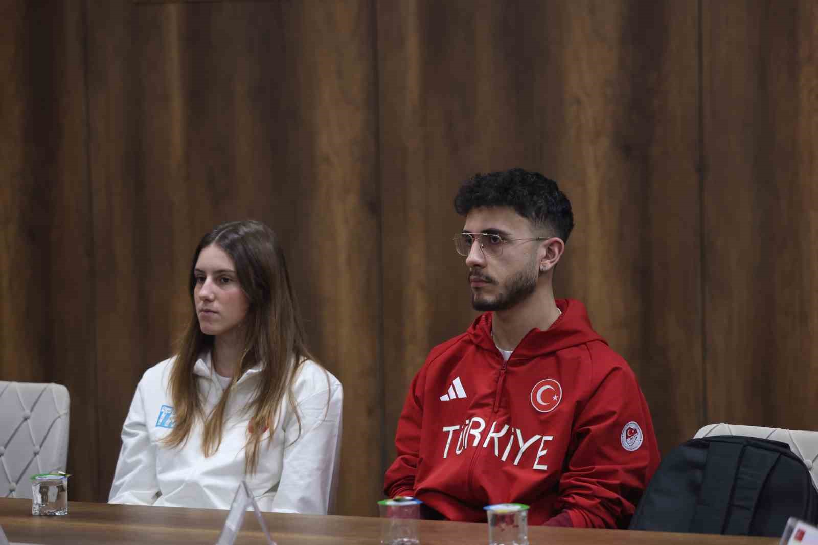 Bakan Bak 2026 Kış Olimpiyatları’na katılacak milli sporcuları kabul etti
Bakan Bak 2026 Kış Olimpiyatları’na katılacak milli sporcuları kabul etti