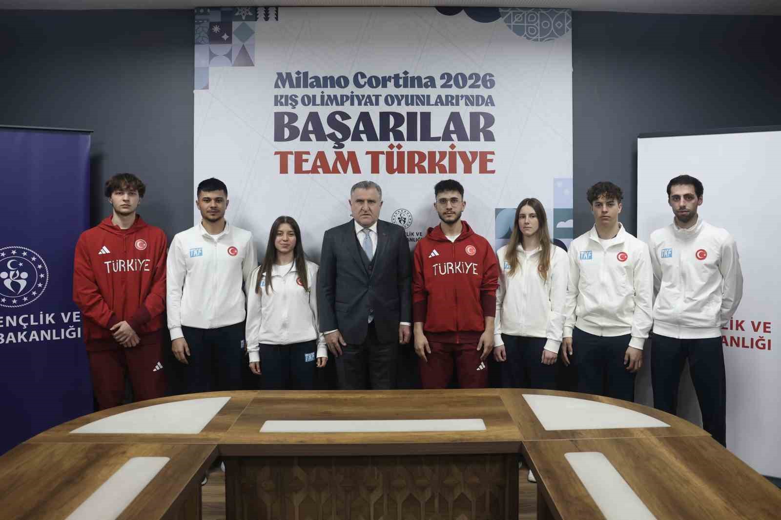 Bakan Bak 2026 Kış Olimpiyatları’na katılacak milli sporcuları kabul etti
Bakan Bak 2026 Kış Olimpiyatları’na katılacak milli sporcuları kabul etti