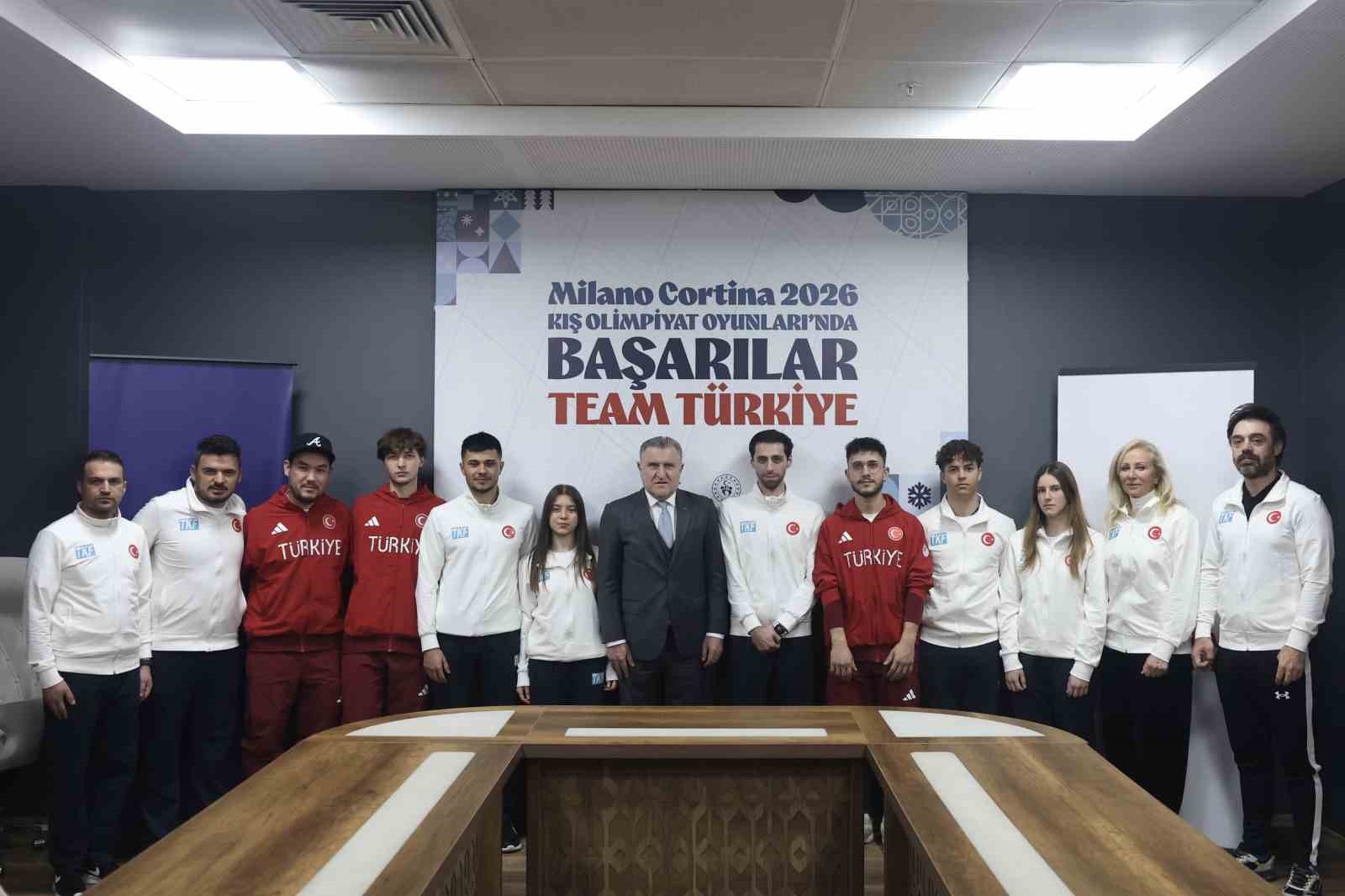 Bakan Bak 2026 Kış Olimpiyatları’na katılacak milli sporcuları kabul etti
Bakan Bak 2026 Kış Olimpiyatları’na katılacak milli sporcuları kabul etti