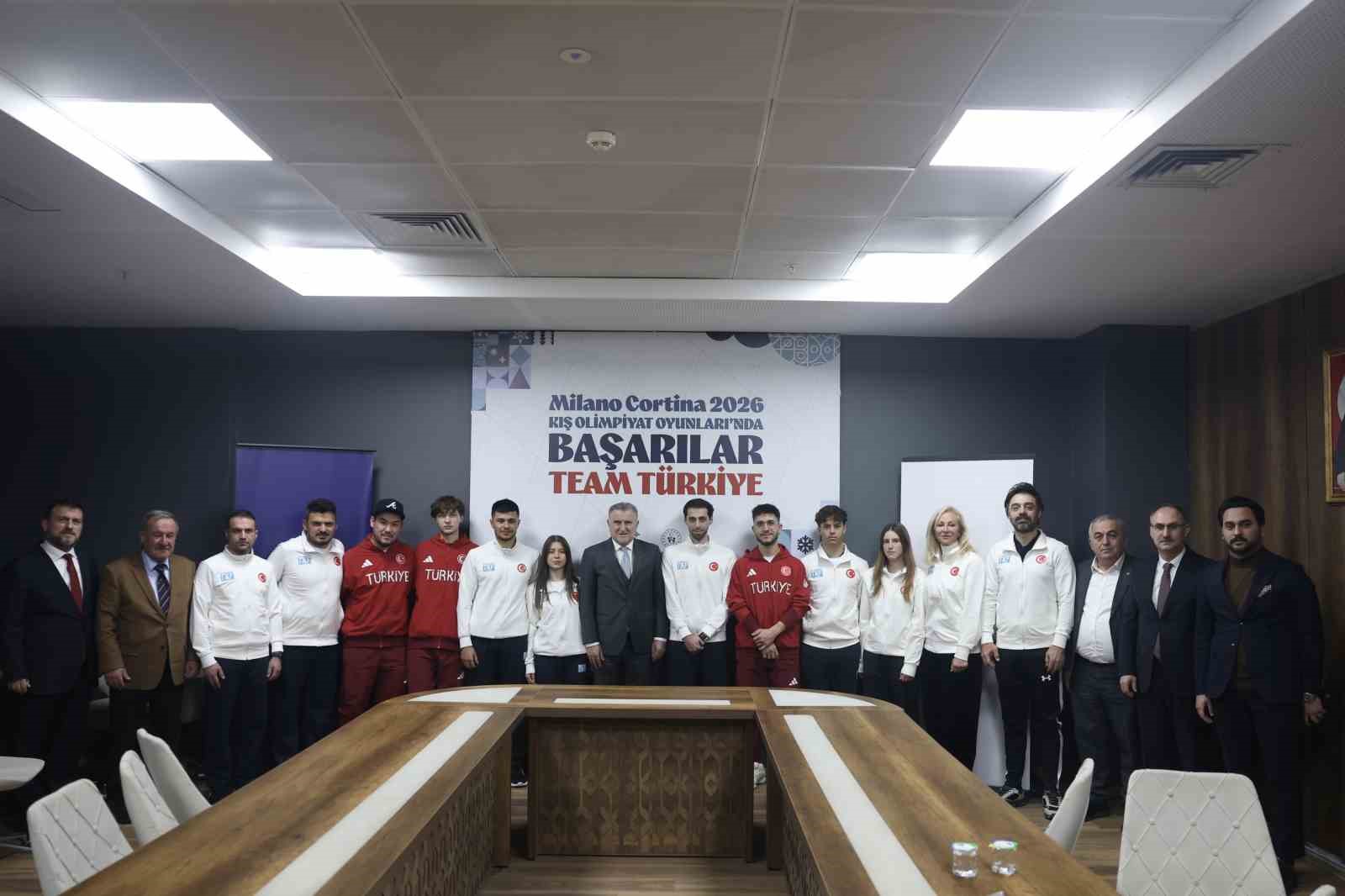 Bakan Bak 2026 Kış Olimpiyatları’na katılacak milli sporcuları kabul etti
Bakan Bak 2026 Kış Olimpiyatları’na katılacak milli sporcuları kabul etti
