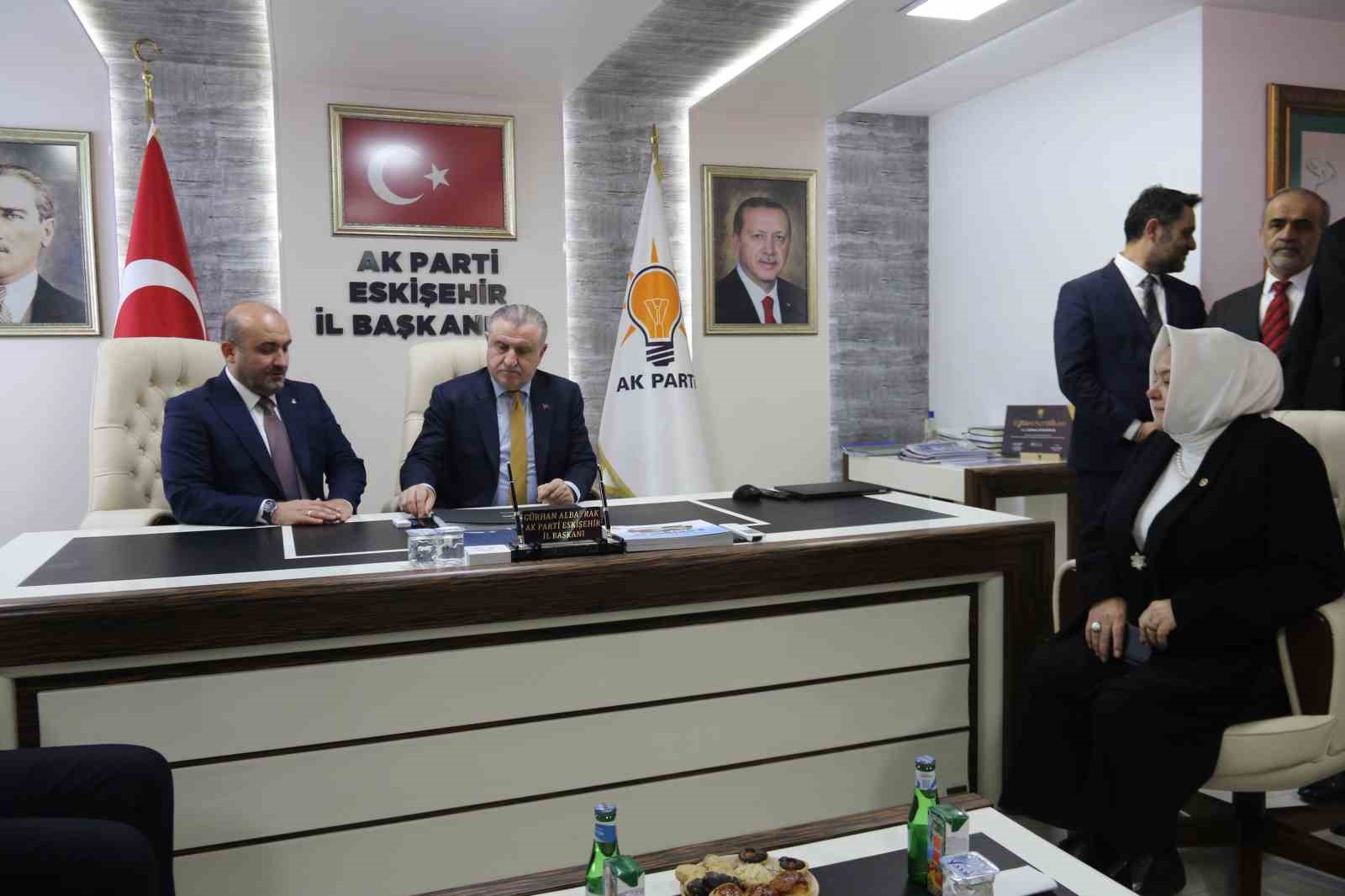 Bakan Bak AK Parti Eskişehir İl Başkanlığı’nı ziyaret etti
