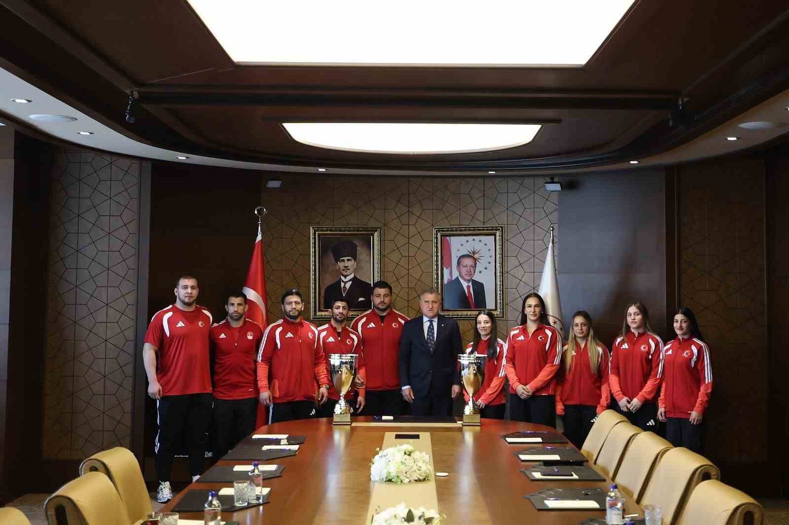 Bakan Bak, Avrupa şampiyonu milli güreşçileri ağırladı
