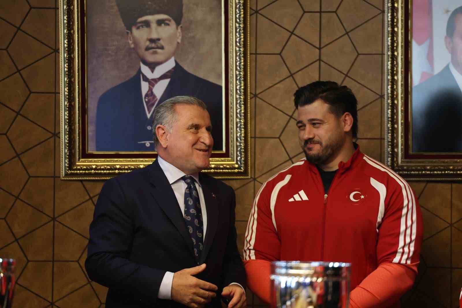 Bakan Bak, Avrupa şampiyonu milli güreşçileri ağırladı
