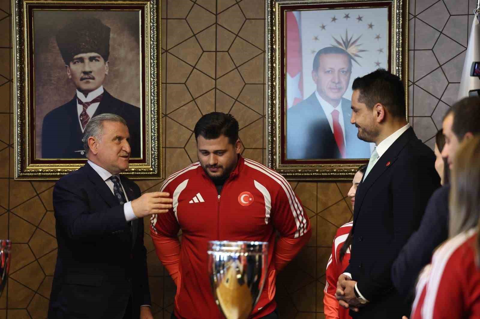 Bakan Bak, Avrupa şampiyonu milli güreşçileri ağırladı
