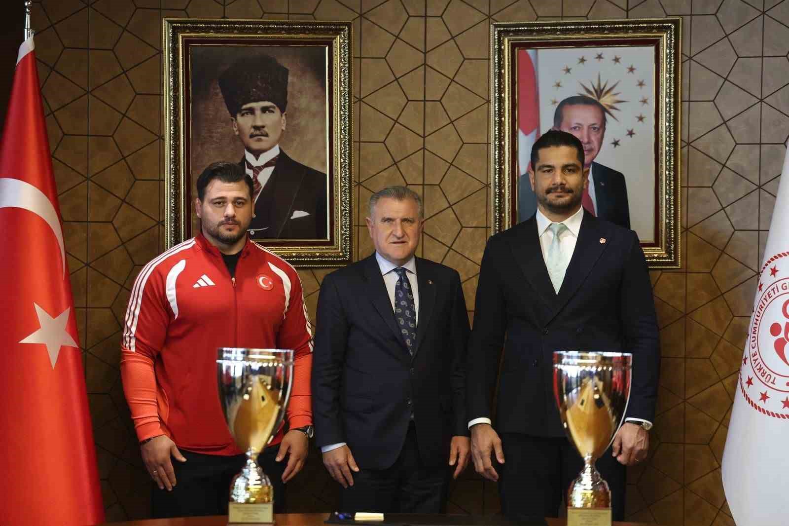 Bakan Bak, Avrupa şampiyonu milli güreşçileri ağırladı
