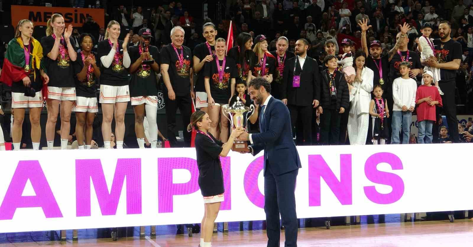 Bakan Bak, ÇBK Mersin’in şampiyonluk sevincine ortak oldu
