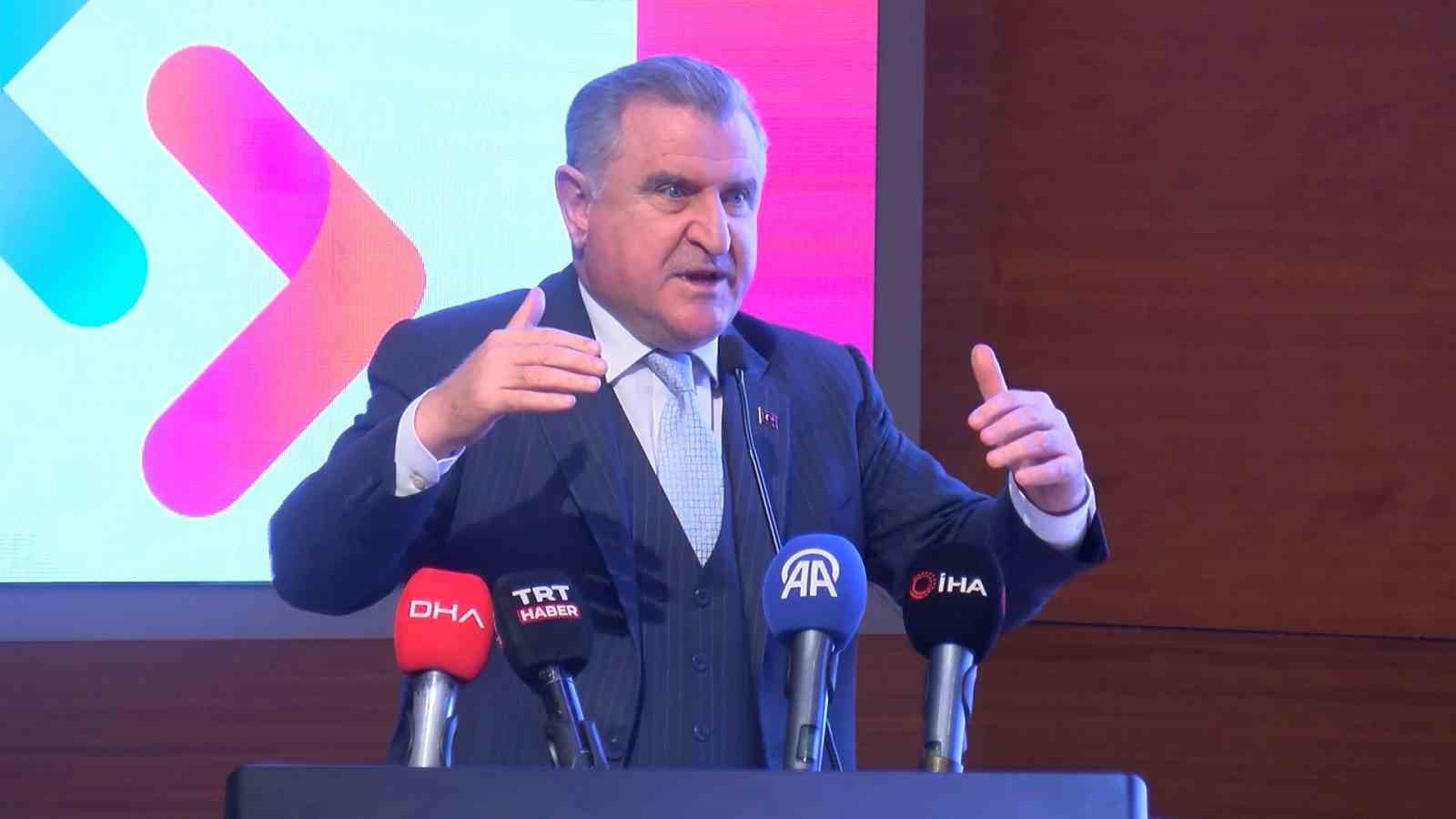 Bakan Bak: "Cumhurbaşkanımız dijitalleşme konusunda önümüzü açıyor"
