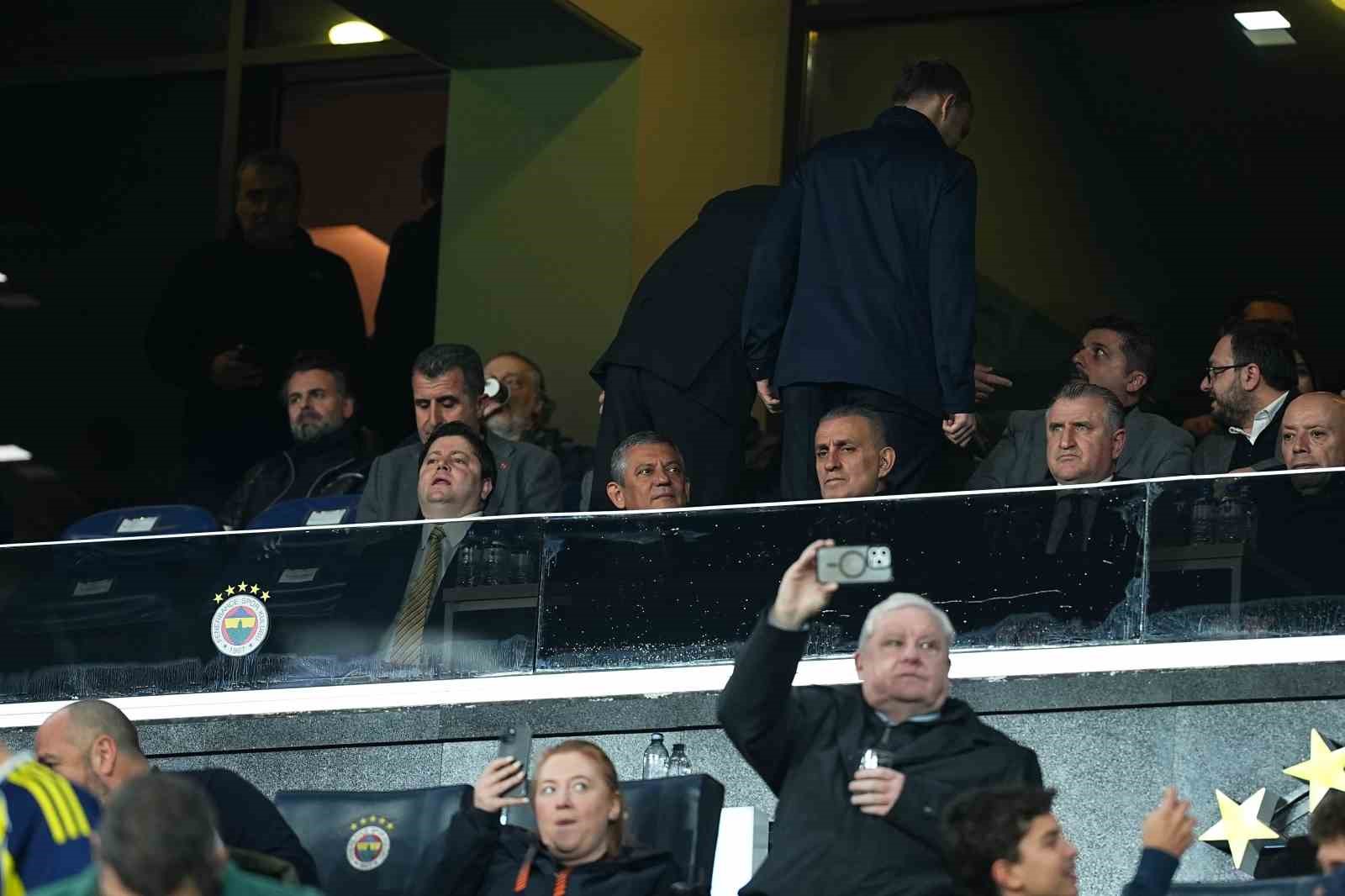 Bakan Bak, Fenerbahçe-Nottingham Forest maçını takip etti
