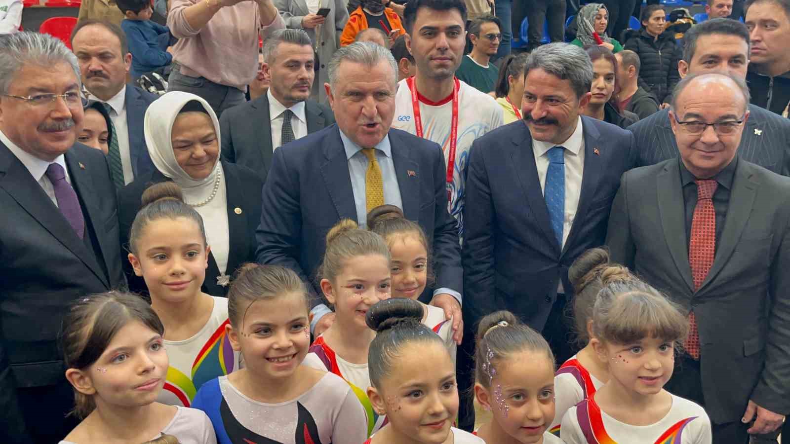 Bakan Bak: "Güçlü Türkiye için Türkiye Yüzyılı’nda gençliğin yüzü olarak, sporun yüzü olarak çalışmaya devam edeceğiz"
