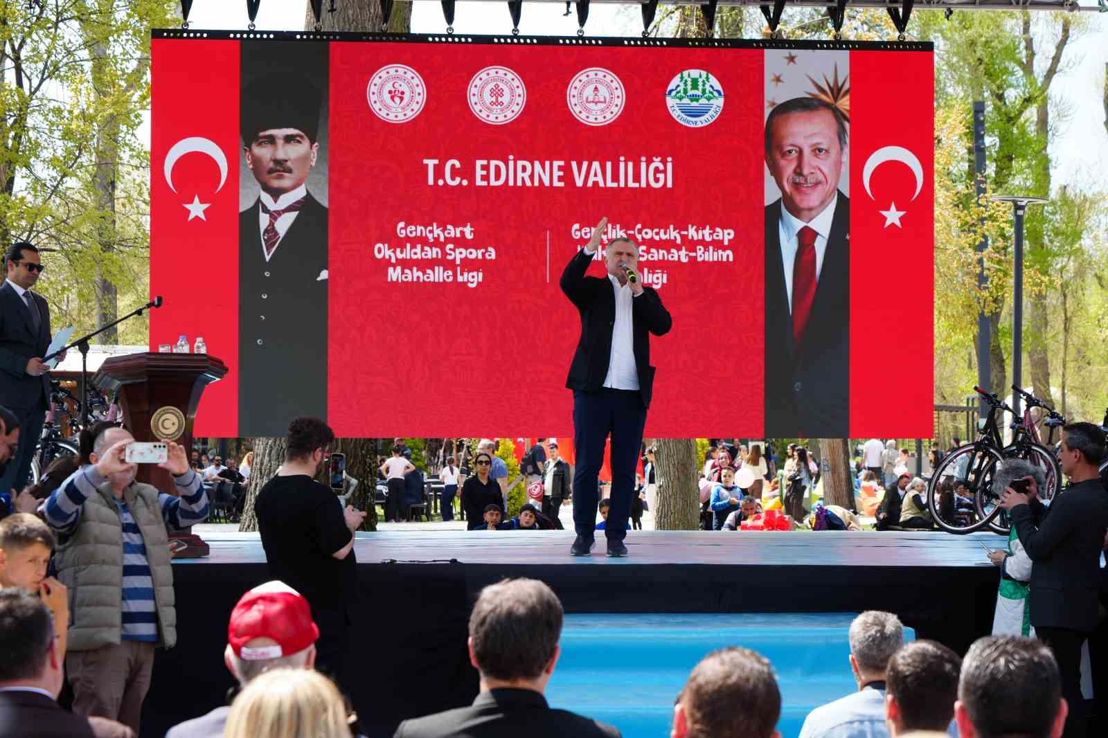 Bakan Bak: "Lütfen çocuklarınızla konuşun, çocuklarınıza sarılın, çocuklarınıza sevginizi aktarın"
