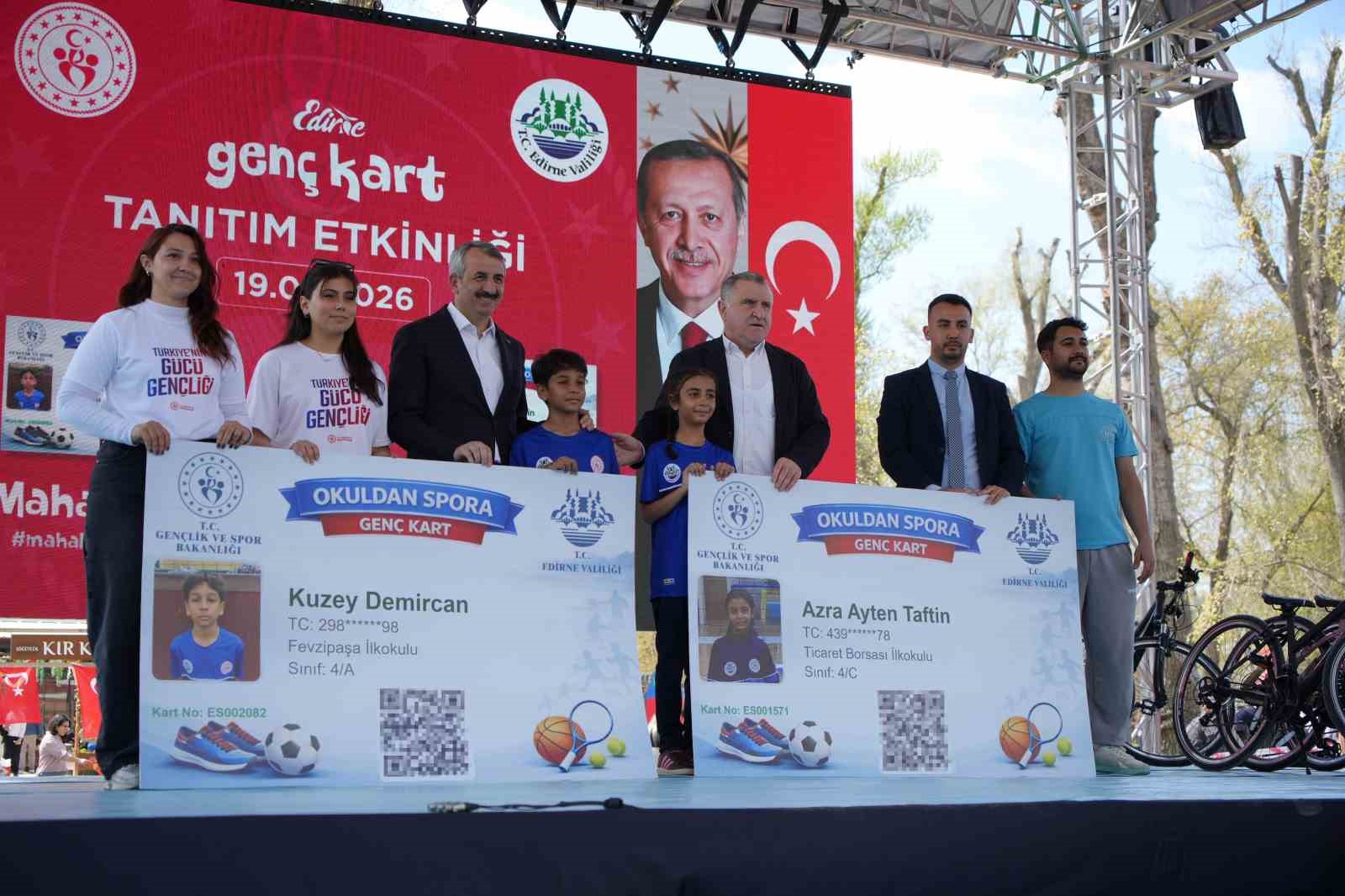 Bakan Bak: "Lütfen çocuklarınızla konuşun, çocuklarınıza sarılın, çocuklarınıza sevginizi aktarın"
