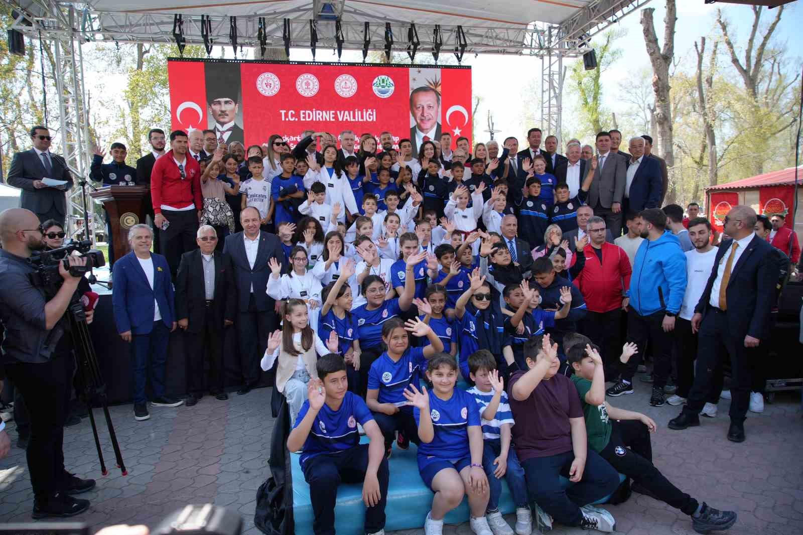 Bakan Bak: "Lütfen çocuklarınızla konuşun, çocuklarınıza sarılın, çocuklarınıza sevginizi aktarın"
