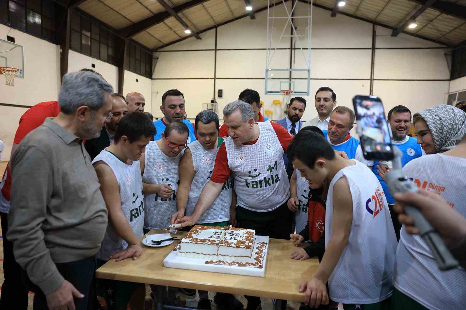 Bakan Bak: "Özel sporcular bizim için çok kıymetli"
Bakan Bak: "Özel sporcular bizim için çok kıymetli"