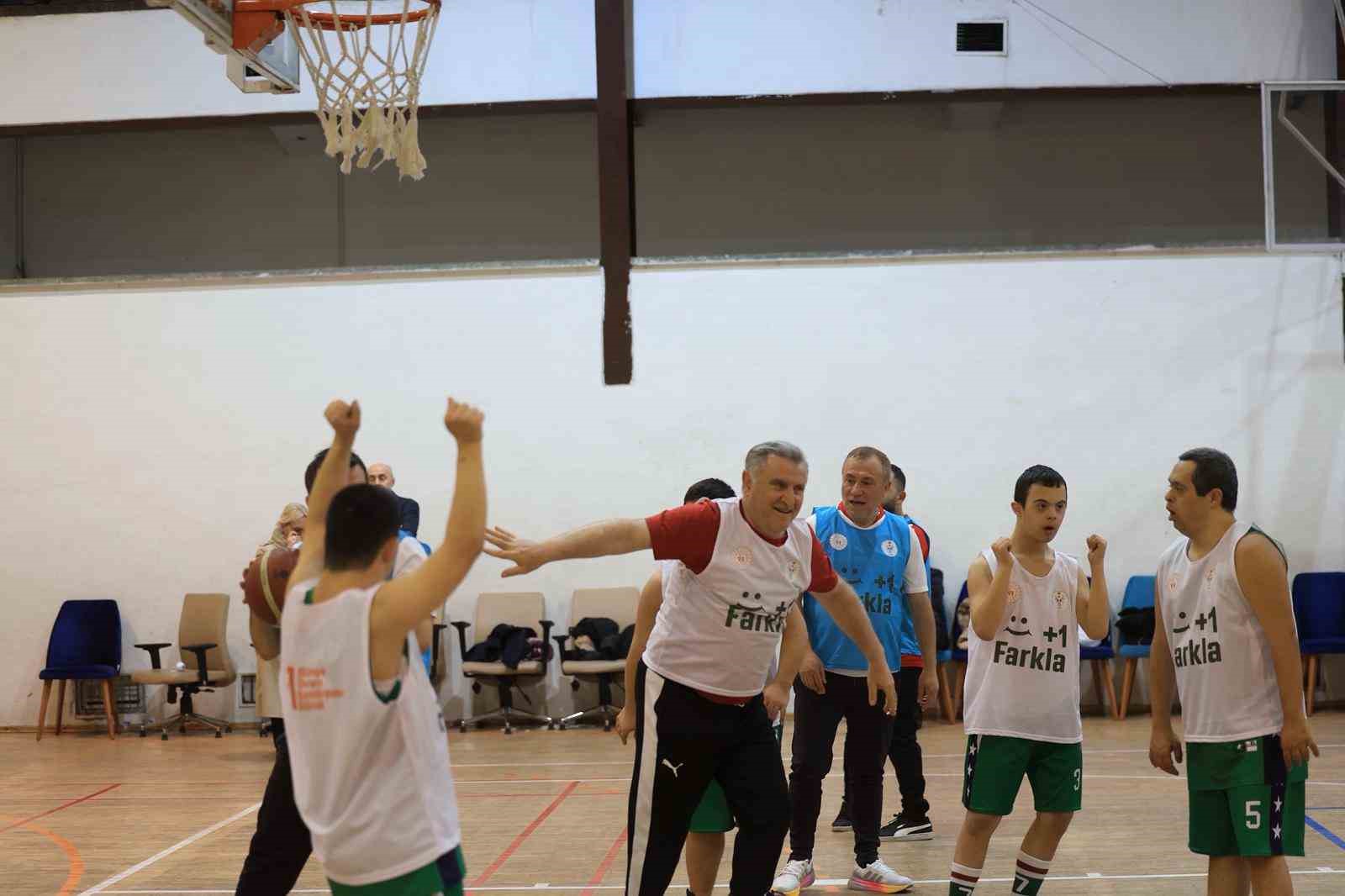 Bakan Bak: "Özel sporcular bizim için çok kıymetli"
Bakan Bak: "Özel sporcular bizim için çok kıymetli"