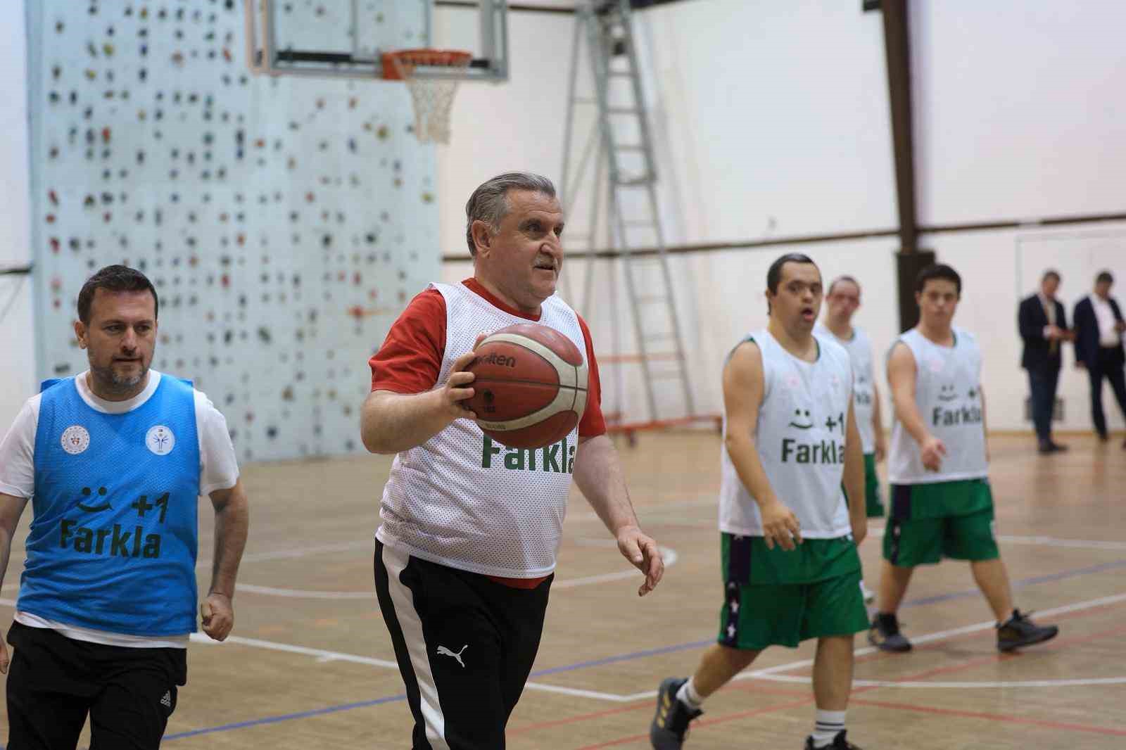 Bakan Bak: "Özel sporcular bizim için çok kıymetli"
Bakan Bak: "Özel sporcular bizim için çok kıymetli"