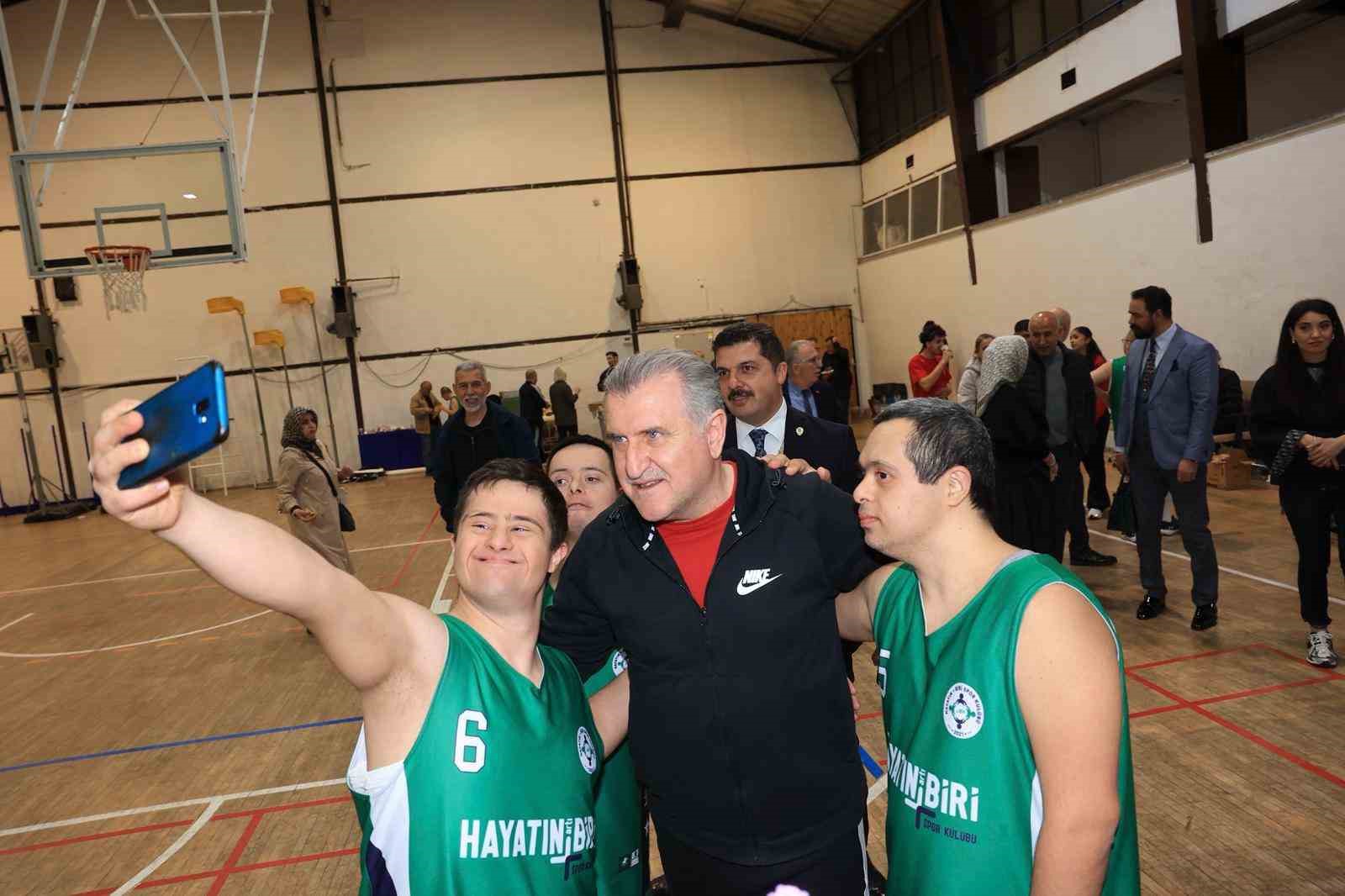 Bakan Bak: "Özel sporcular bizim için çok kıymetli"
Bakan Bak: "Özel sporcular bizim için çok kıymetli"