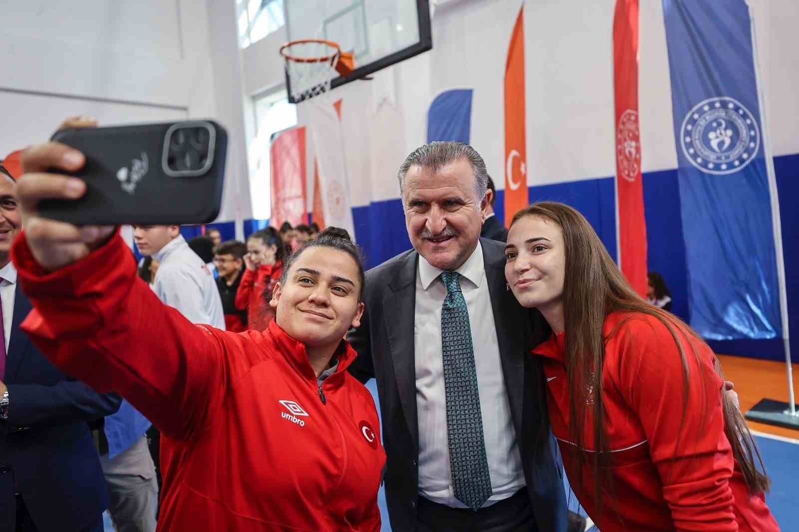 Bakan Bak: "Türkiye’yi en güzel şekilde temsil eden milli sporcularımızı tebrik ediyorum"
