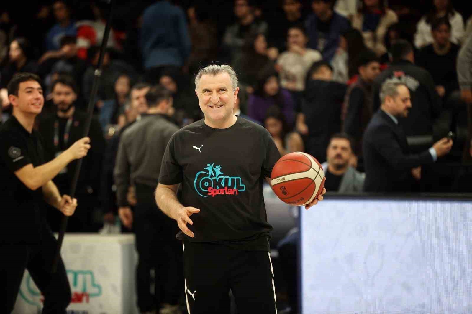 Bakan Bak: "Türkiye’yi en güzel şekilde temsil eden milli sporcularımızı tebrik ediyorum"
