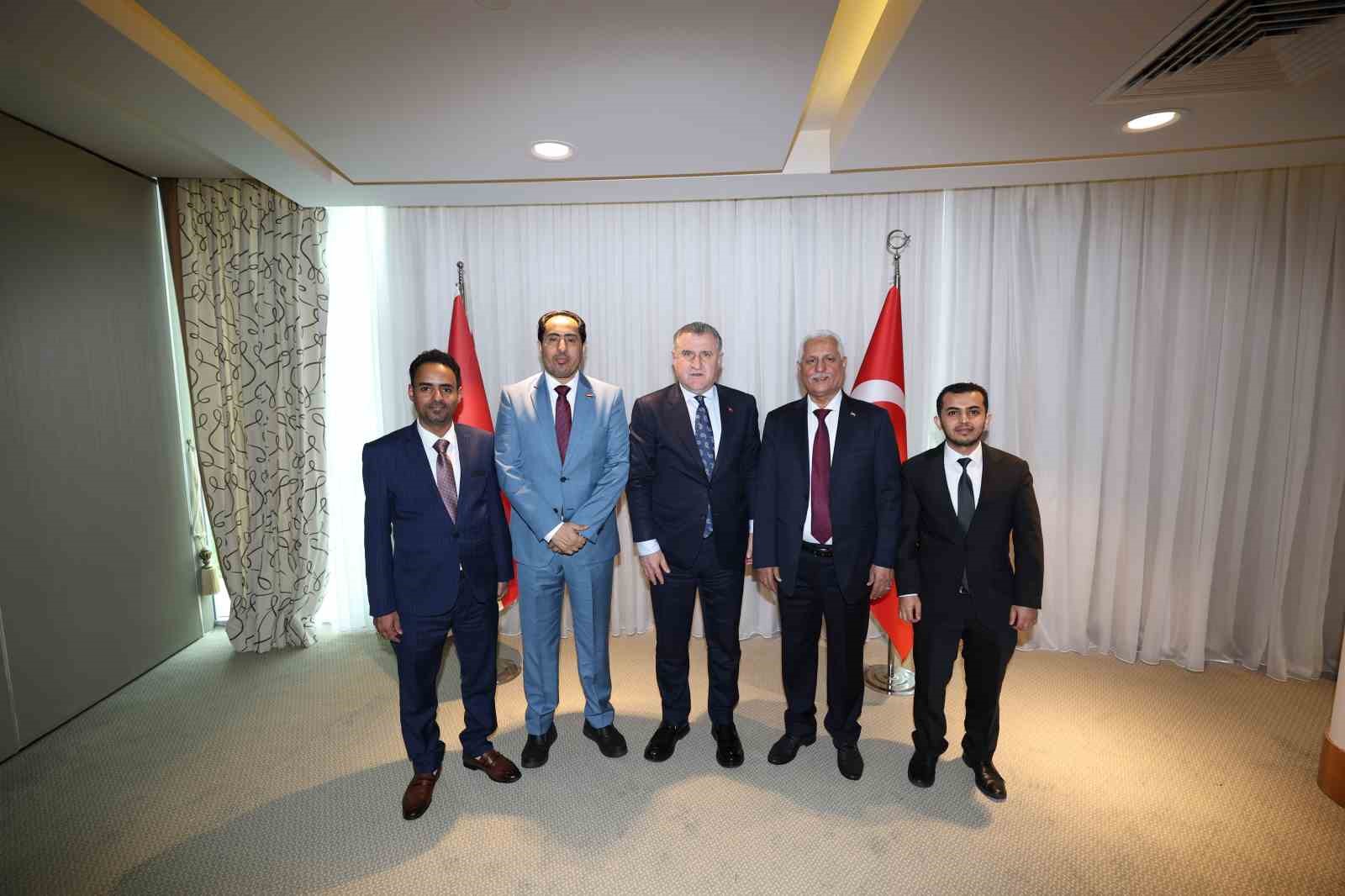 Bakan Bak’tan Antalya’da yoğun spor diplomasisi
Bakan Bak’tan Antalya’da yoğun spor diplomasisi