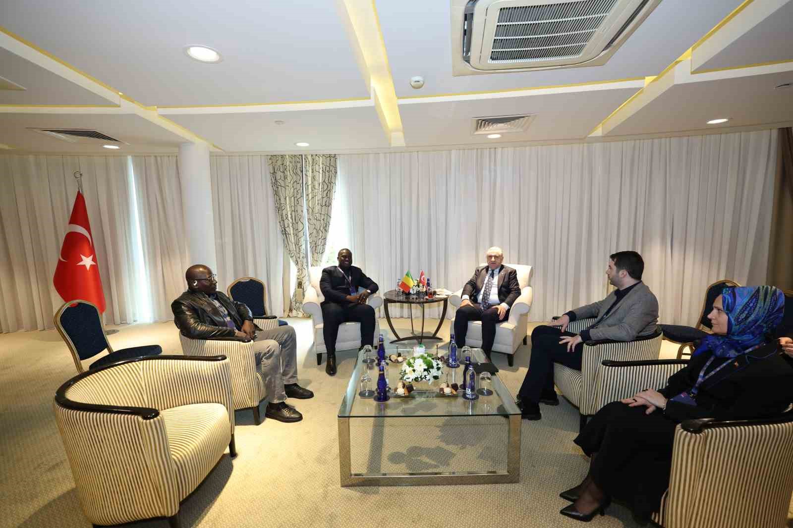 Bakan Bak’tan Antalya’da yoğun spor diplomasisi
Bakan Bak’tan Antalya’da yoğun spor diplomasisi