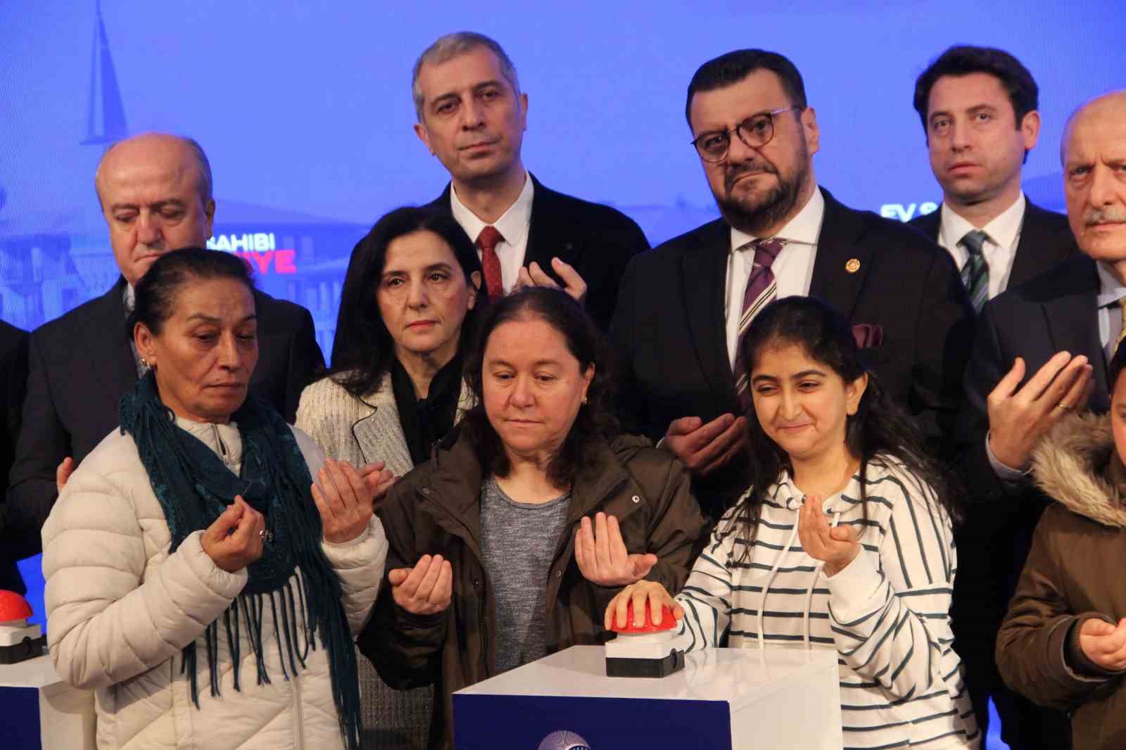 Bakan Bayraktar: "2028’de 17 milyon haneye kendi doğal gazımızı vereceğiz"
Bakan Bayraktar: "2028’de 17 milyon haneye kendi doğal gazımızı vereceğiz"