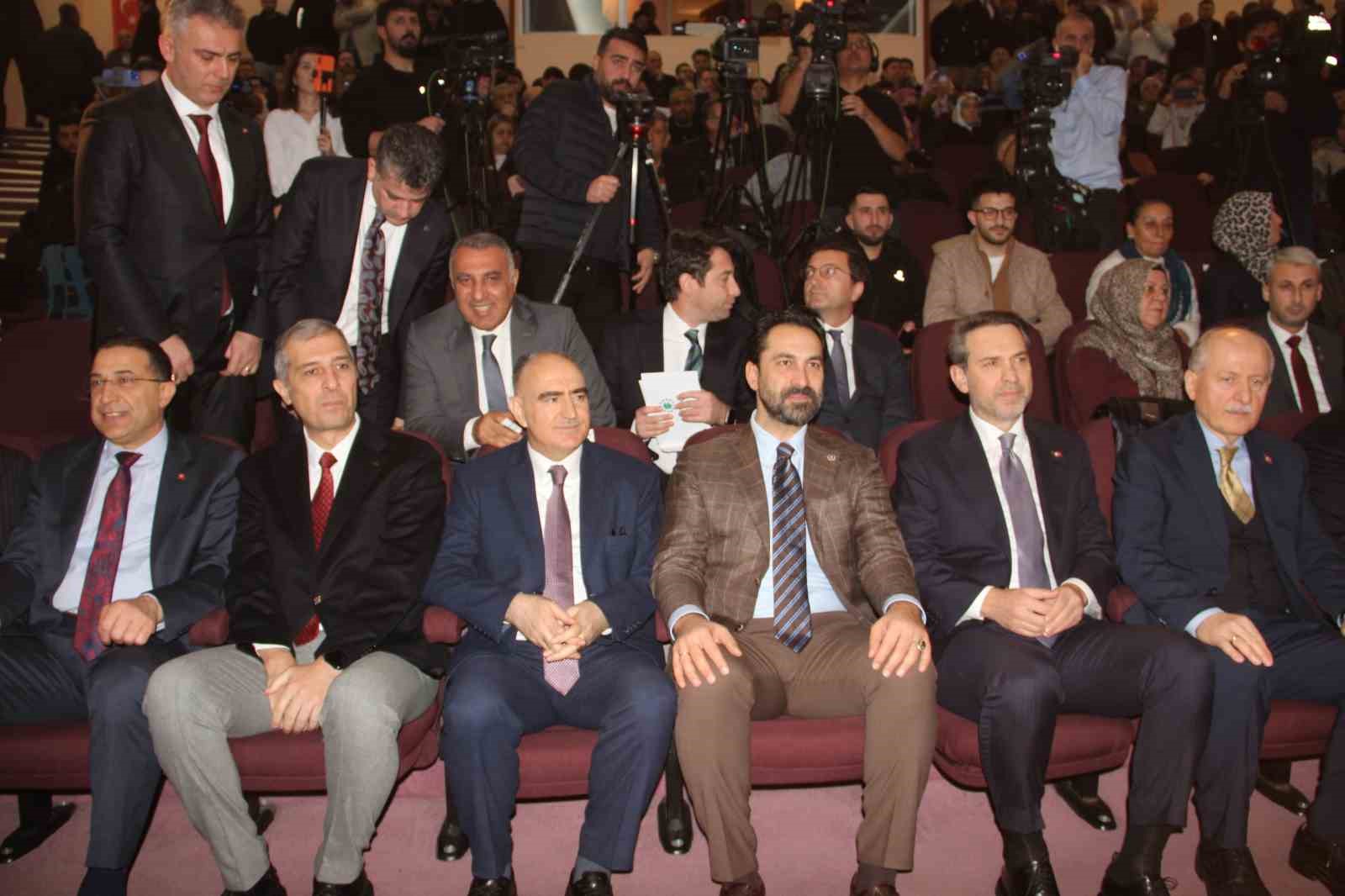Bakan Bayraktar: "2028’de 17 milyon haneye kendi doğal gazımızı vereceğiz"
Bakan Bayraktar: "2028’de 17 milyon haneye kendi doğal gazımızı vereceğiz"