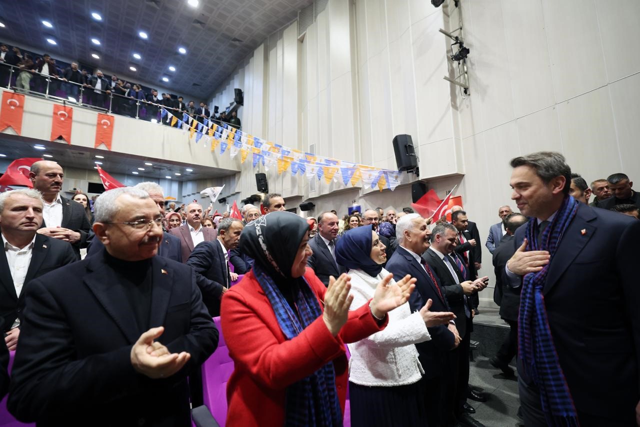 Bakan Bayraktar: "Biz gece gündüz petrol arıyoruz, doğalgaz arıyoruz"
Bakan Bayraktar: "Biz gece gündüz petrol arıyoruz, doğalgaz arıyoruz"