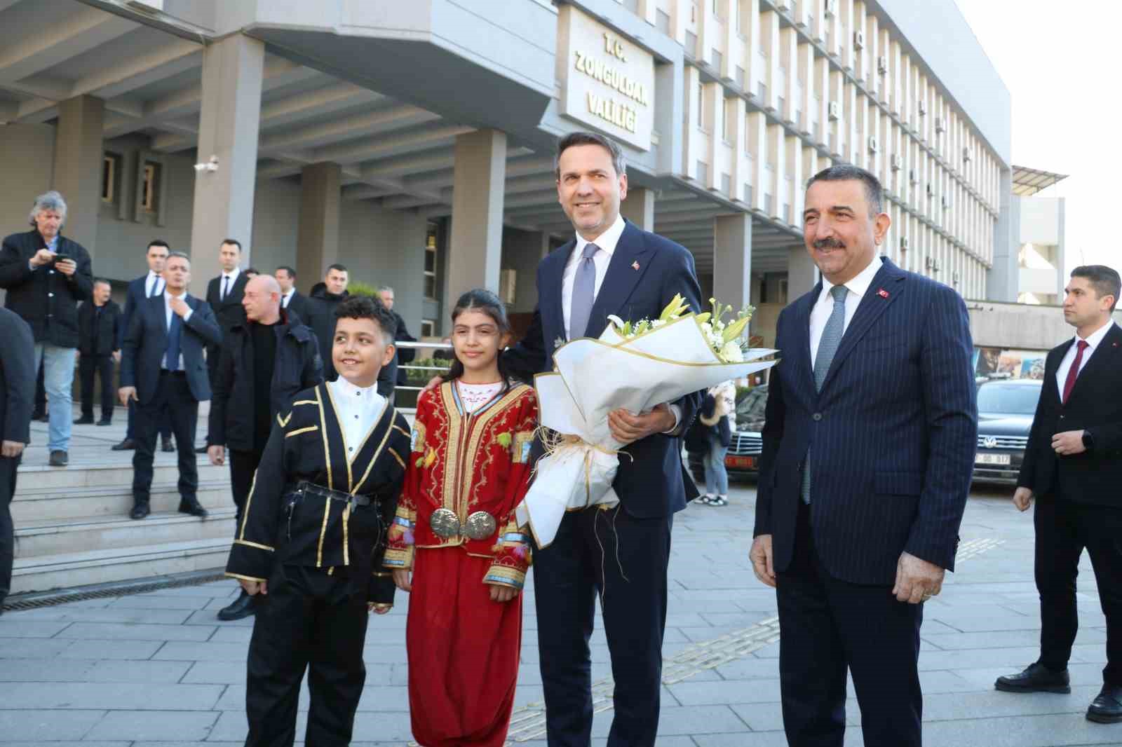 Bakan Bayraktar: "Doğalgaz üretimi 2028’de 4 katına çıkacak ve 17 milyon hanenin ihtiyacını kendi gazımız ile karşılamış olacağız"
