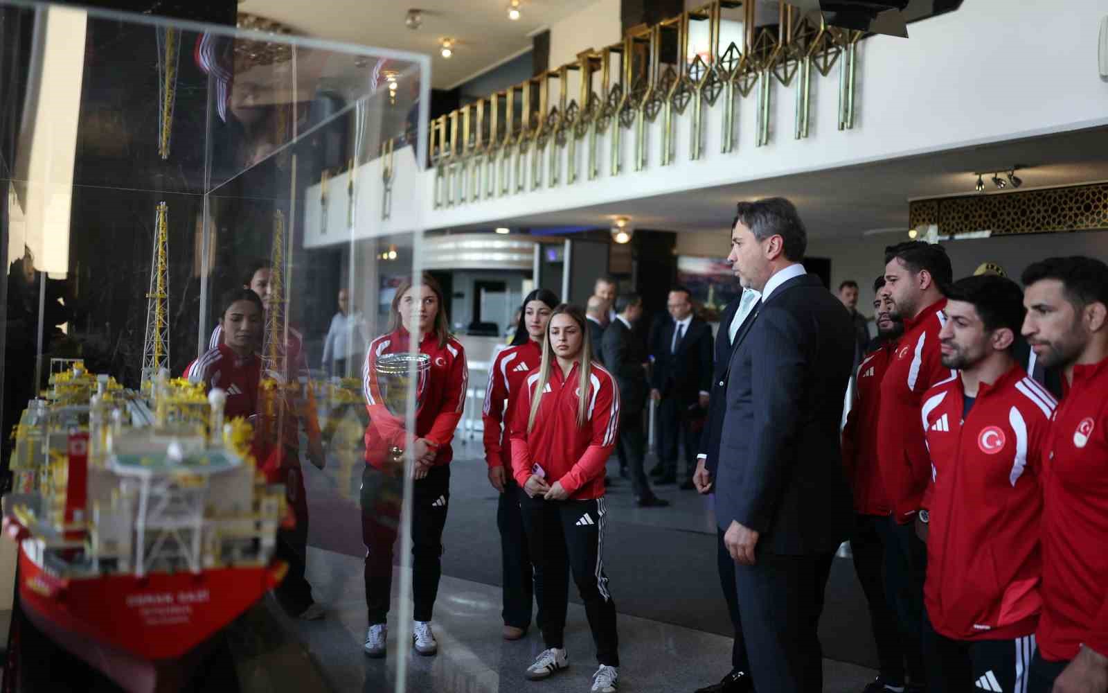 Bakan Bayraktar, milli güreşçileri ağırladı
