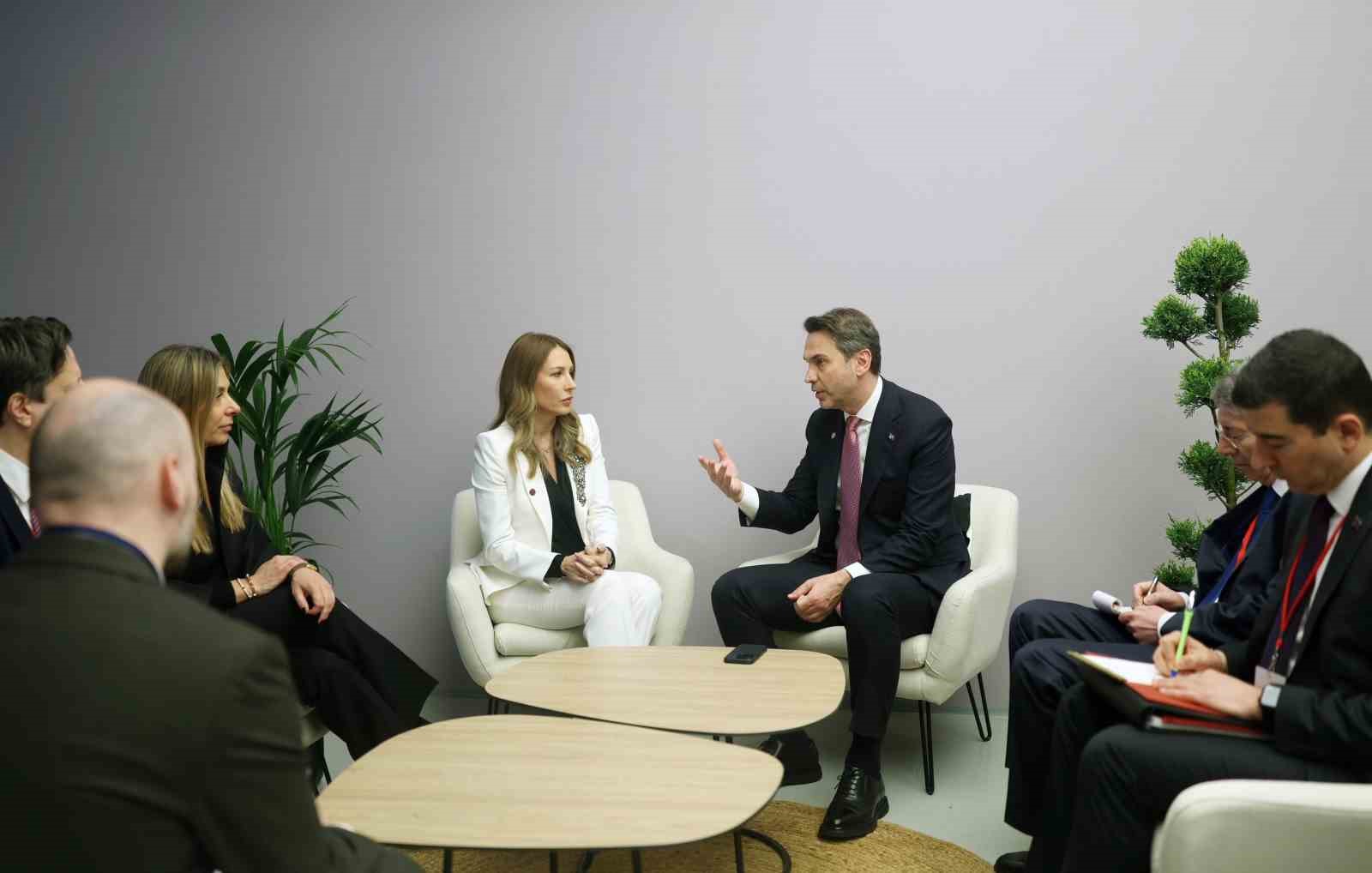 Bakan Bayraktar, Paris’te ikili görüşmeler gerçekleştirdi
