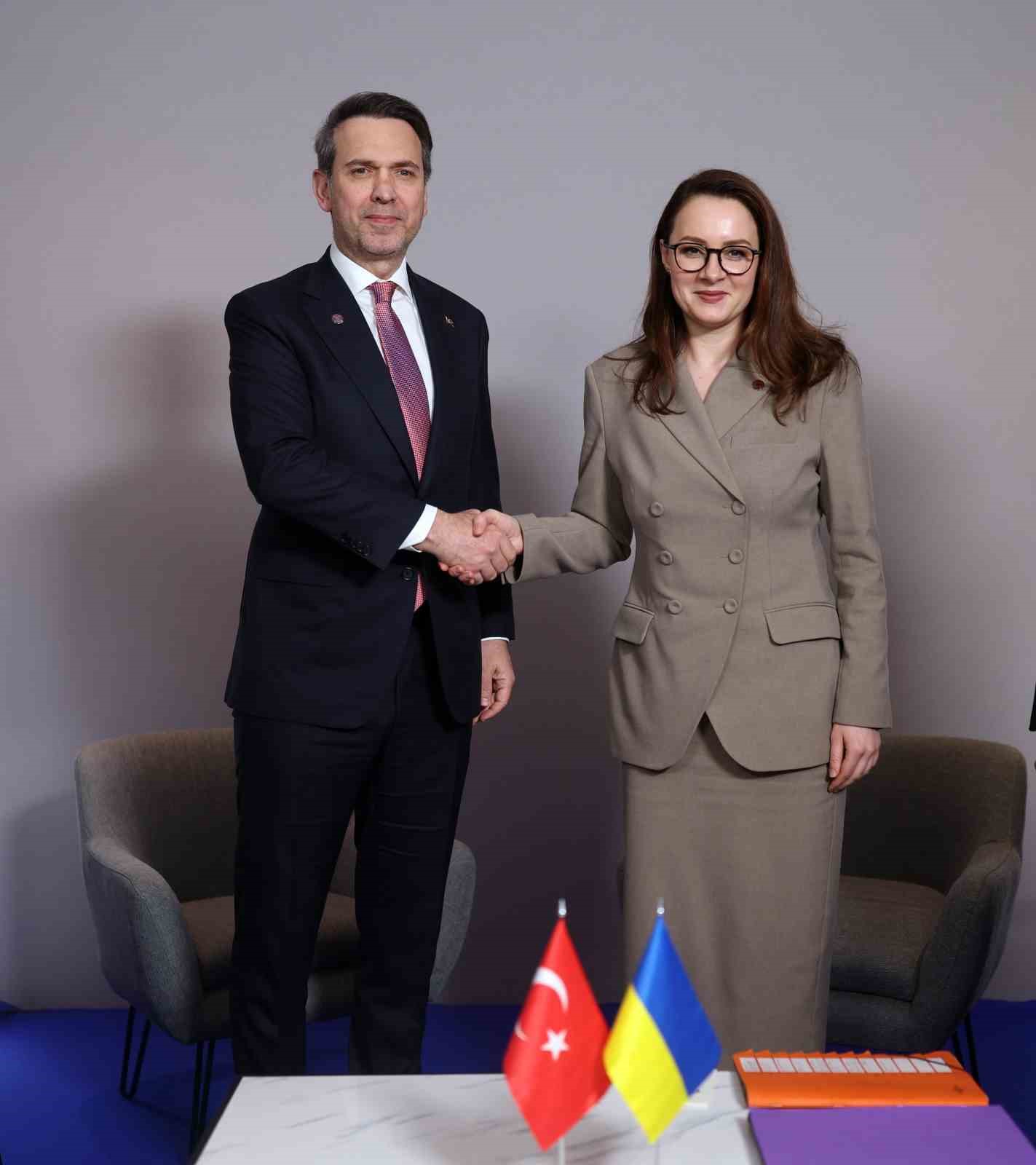 Bakan Bayraktar, Paris’te ikili görüşmeler gerçekleştirdi
