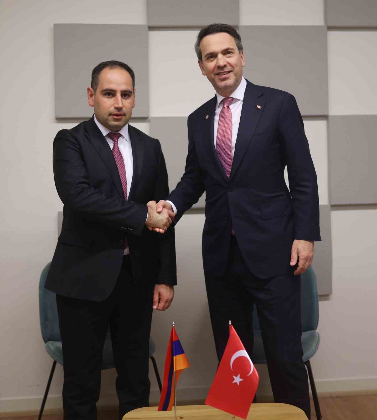 Bakan Bayraktar, Paris’te ikili görüşmeler gerçekleştirdi
