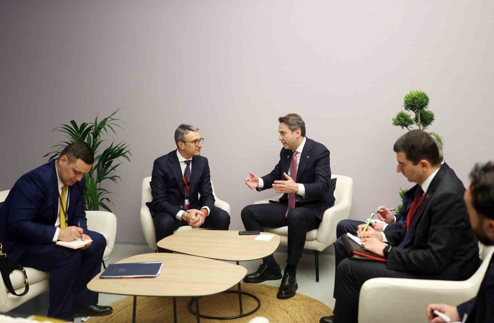 Bakan Bayraktar, Paris’te ikili görüşmeler gerçekleştirdi
