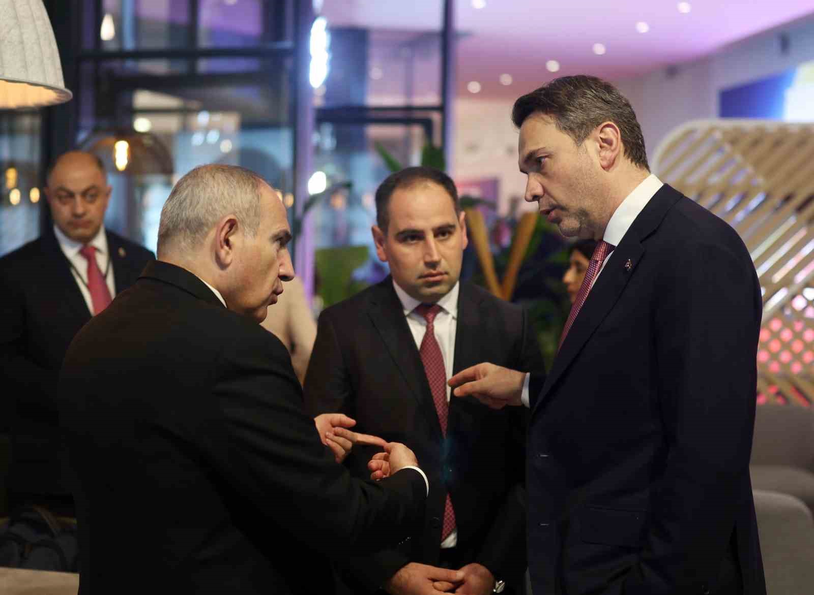 Bakan Bayraktar, Paris’te ikili görüşmeler gerçekleştirdi
