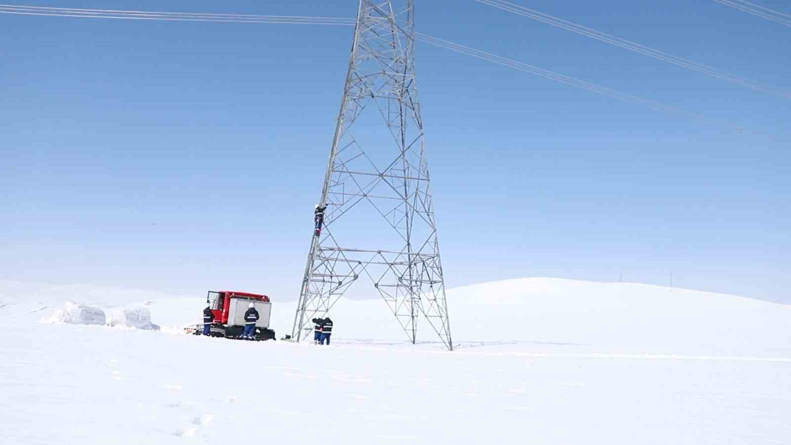 Bakan Bayraktar: "Vatandaşlarımıza kesintisiz enerji akışı sağlamak için ekiplerimiz 7 gün 24 saat sahada"
