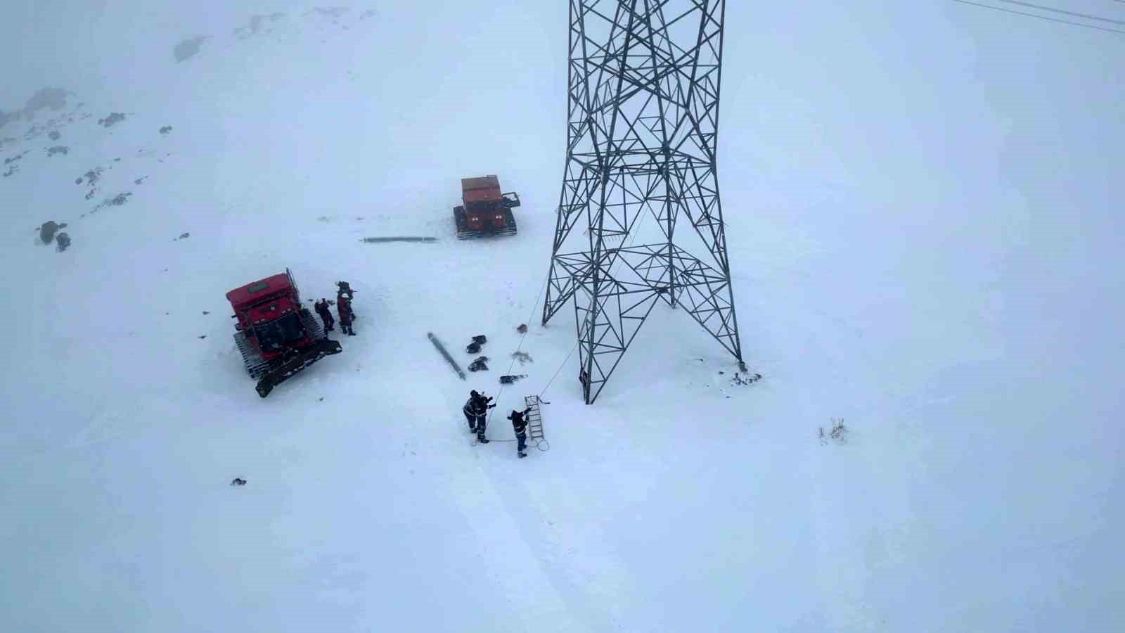 Bakan Bayraktar: "Vatandaşlarımıza kesintisiz enerji akışı sağlamak için ekiplerimiz 7 gün 24 saat sahada"
