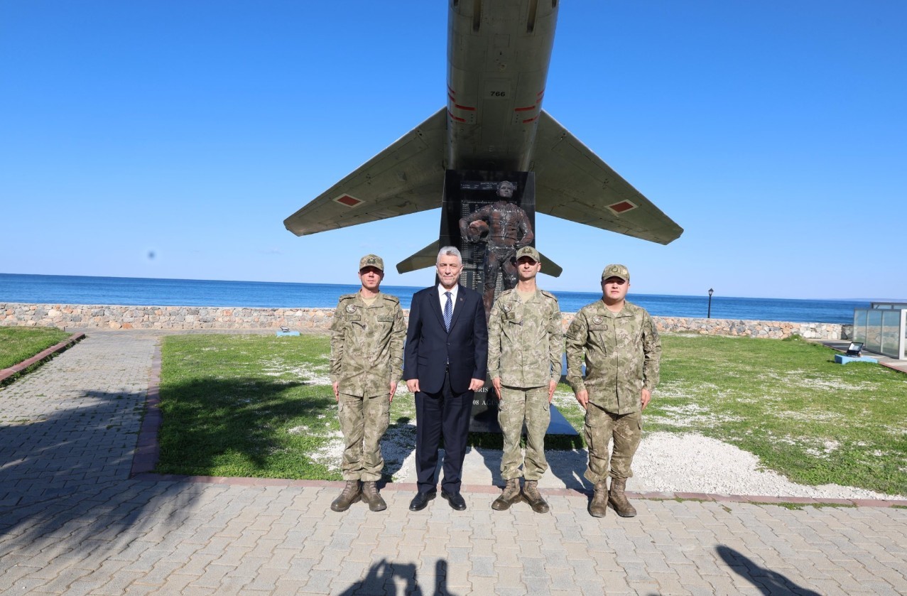 Bakan Bolat, KKTC’de şehit Yüzbaşı Cengiz Topel’in anıtını ziyaret etti
