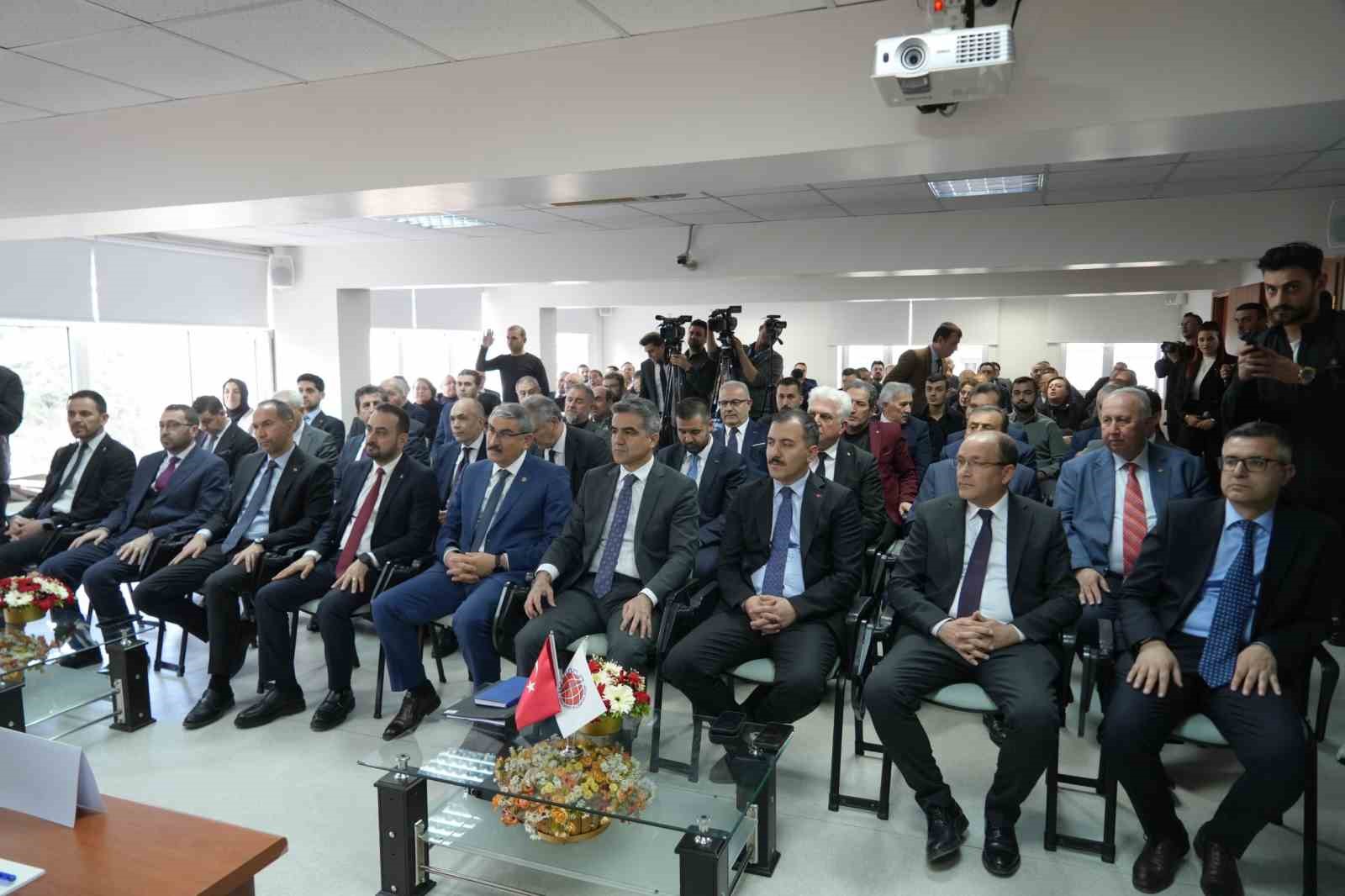 Bakan Bolat: "Kuzey ve güneyimizde mini dünya savaşı var. Türkiye bunlardan kendini korumayı başardı"
