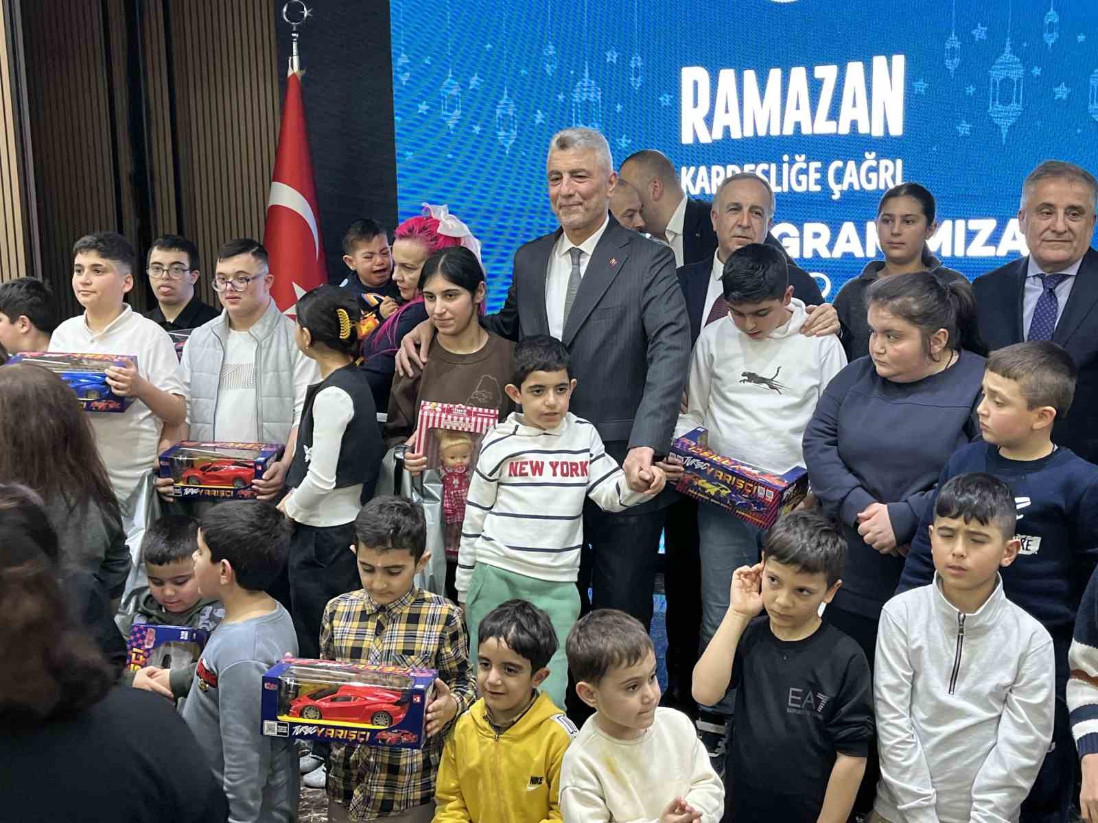 Bakan Bolat: "Sosyal yardımlar, bizim dönemimizde yaklaşık bir trilyon liraya ulaşan bütçesiyle vatandaşlarımıza tahsis edilmekte"
