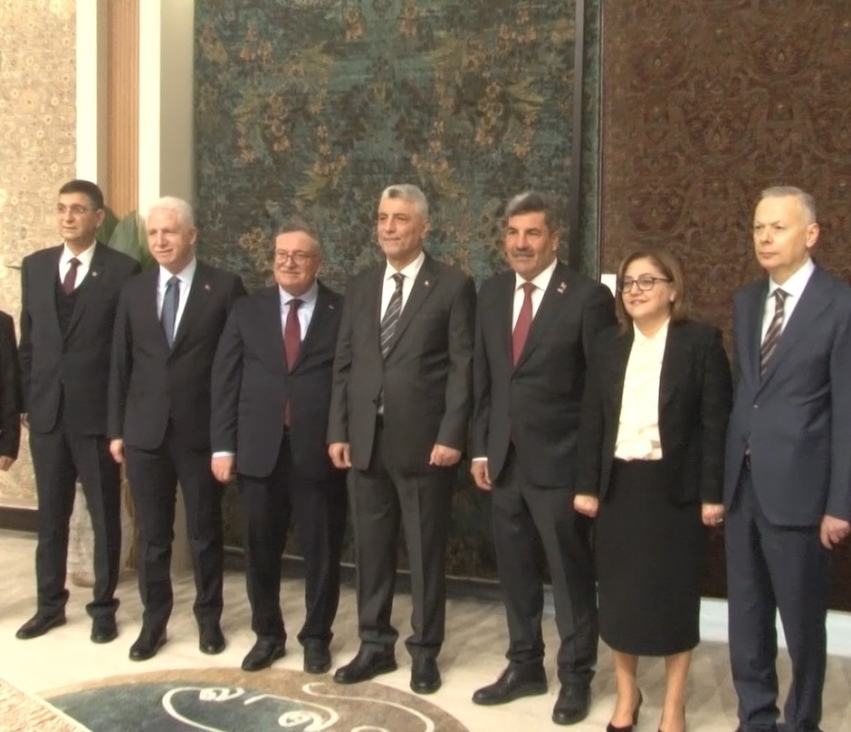 Bakan Bolat: "Türkiye artık 400 milyar dolar ihracatı olan ülkeler ligine yükseldi"
Bakan Bolat: "Türkiye artık 400 milyar dolar ihracatı olan ülkeler ligine yükseldi"