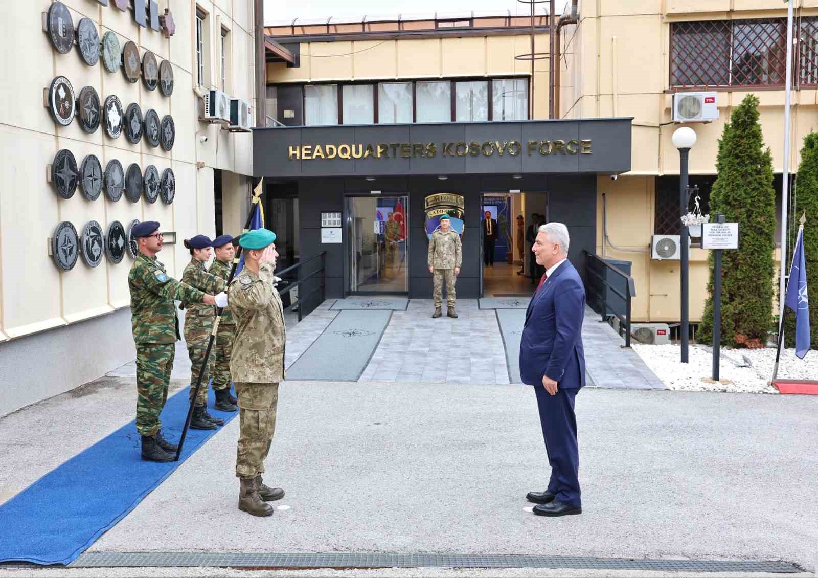 Bakan Bolat’tan Kosova’da KFOR Karargahı’na ziyaret
