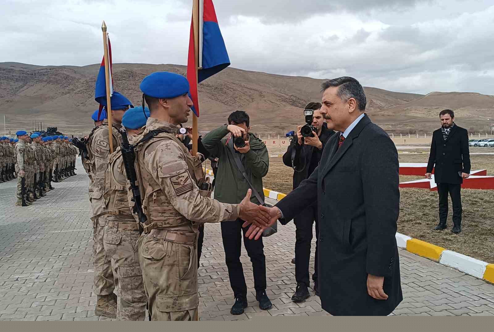 Bakan Çiftçi, asker ve vatandaşlarla bayramlaştı
Bakan Çiftçi, asker ve vatandaşlarla bayramlaştı