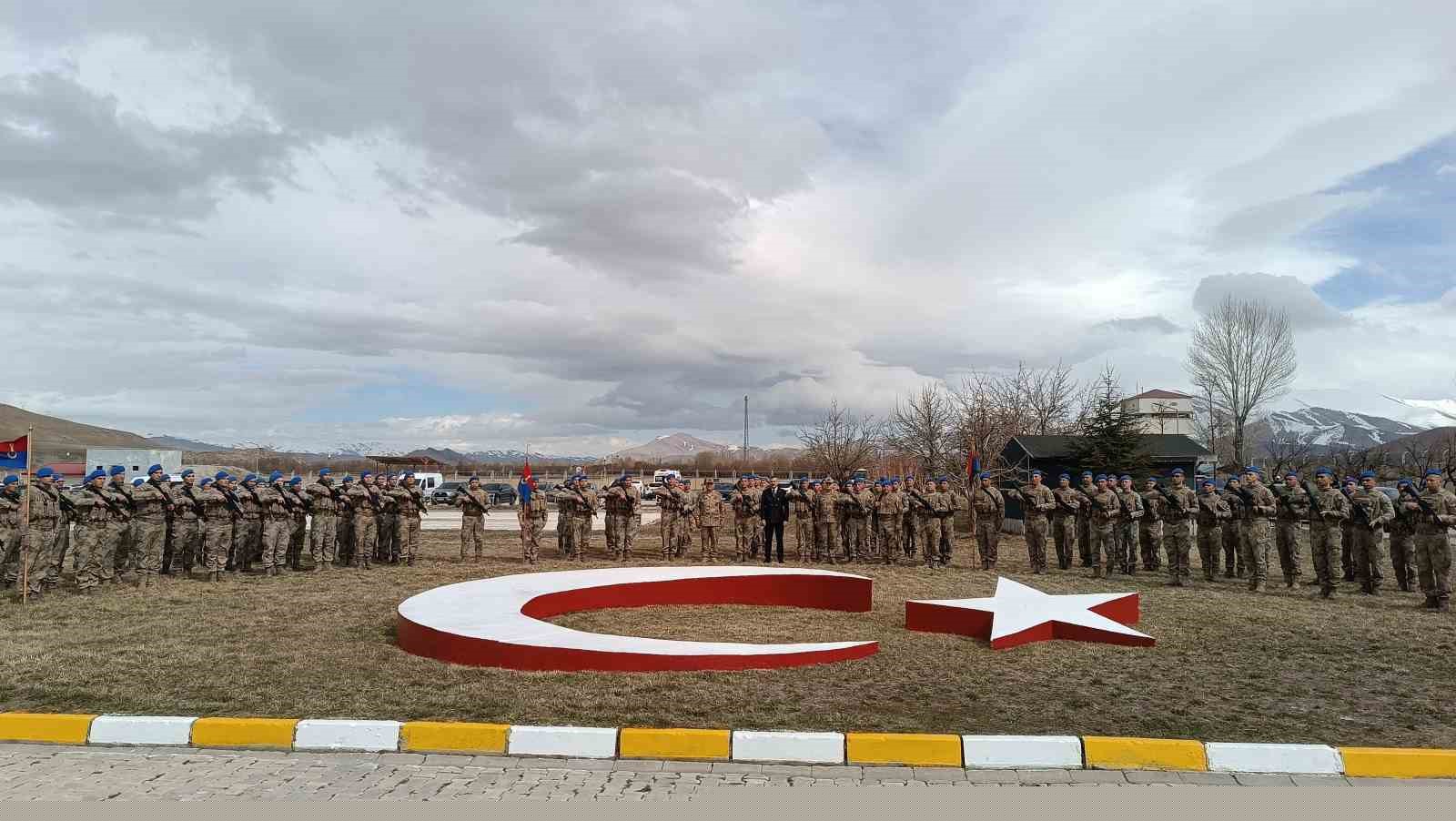 Bakan Çiftçi, asker ve vatandaşlarla bayramlaştı
Bakan Çiftçi, asker ve vatandaşlarla bayramlaştı