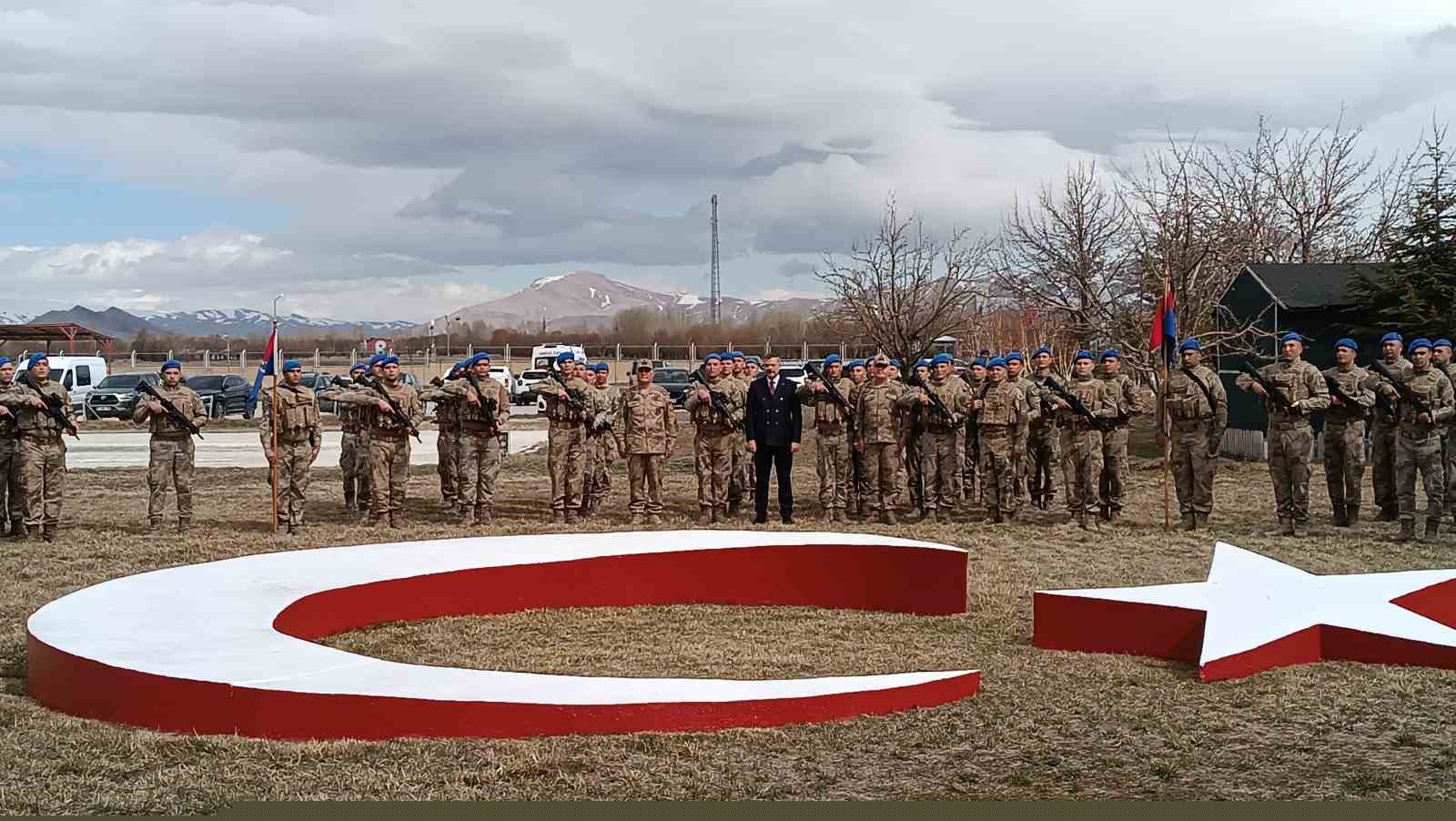 Bakan Çiftçi, asker ve vatandaşlarla bayramlaştı
Bakan Çiftçi, asker ve vatandaşlarla bayramlaştı