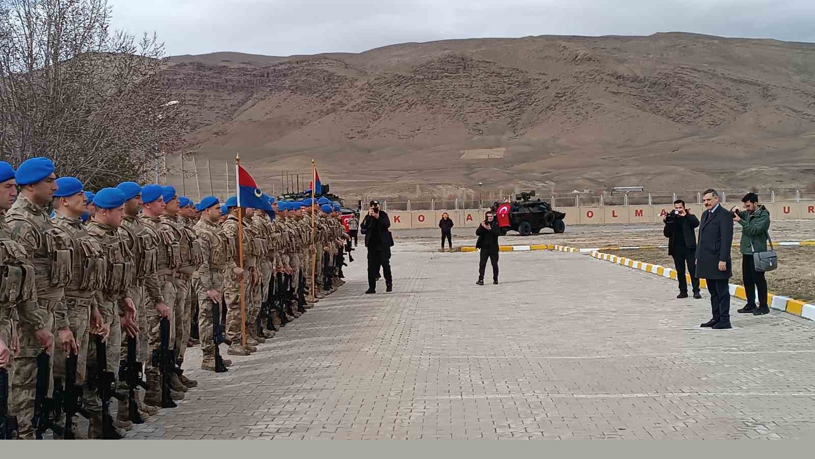 Bakan Çiftçi, asker ve vatandaşlarla bayramlaştı
Bakan Çiftçi, asker ve vatandaşlarla bayramlaştı