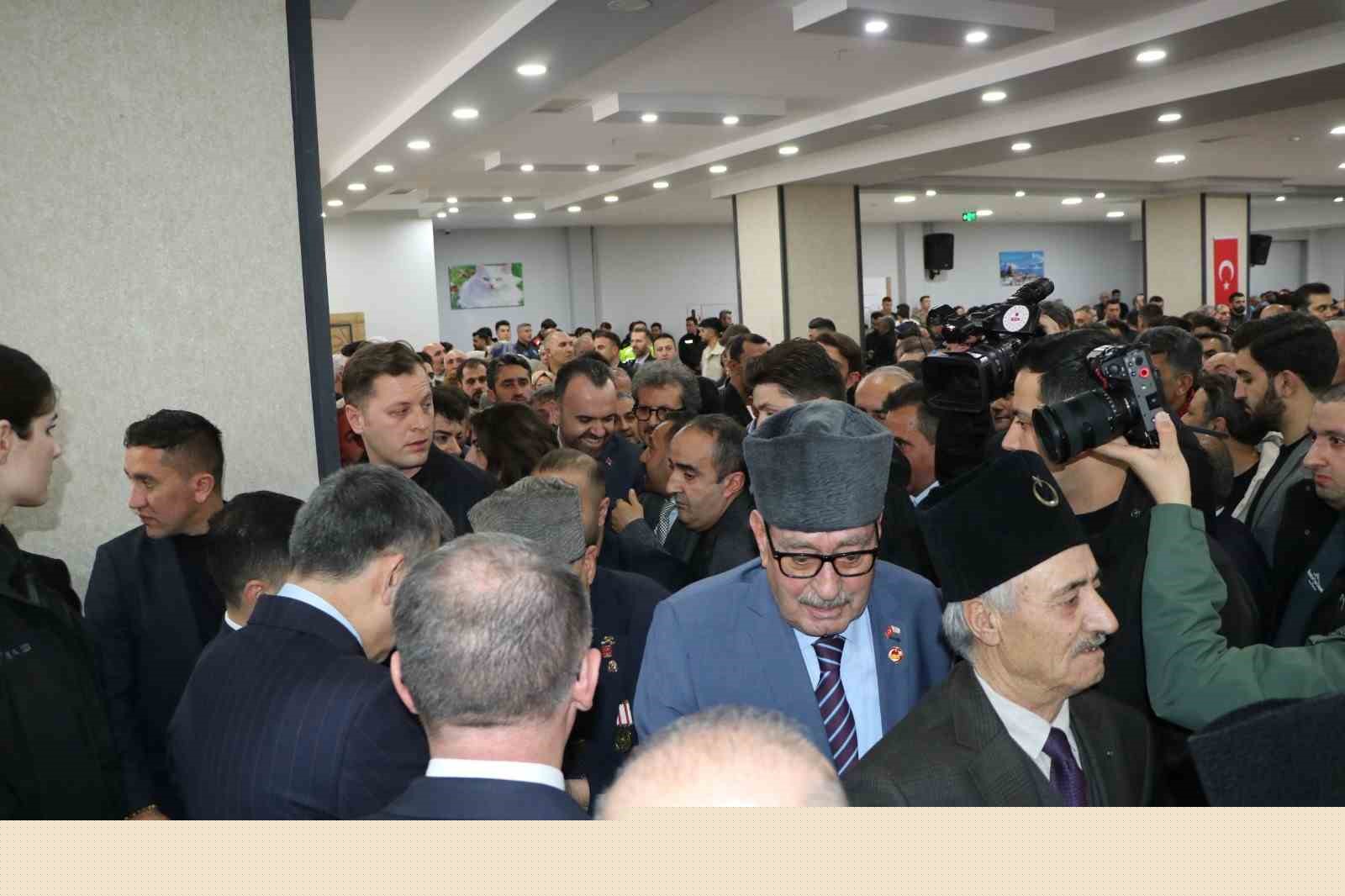 Bakan Çiftçi, asker ve vatandaşlarla bayramlaştı
Bakan Çiftçi, asker ve vatandaşlarla bayramlaştı