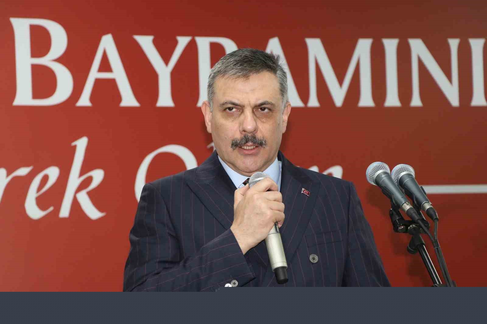 Bakan Çiftçi, asker ve vatandaşlarla bayramlaştı
Bakan Çiftçi, asker ve vatandaşlarla bayramlaştı