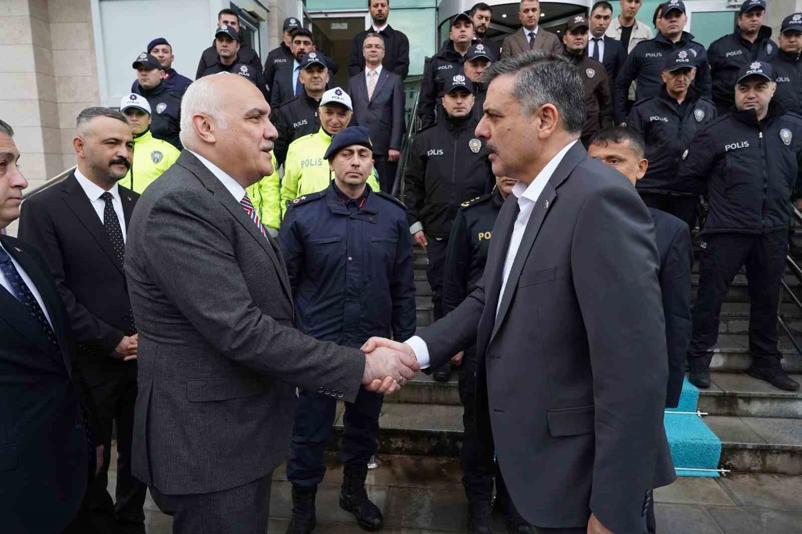 Bakan Çiftçi, Kızılcahamam İlçe Emniyet Müdürlüğü’nü ziyaret etti
