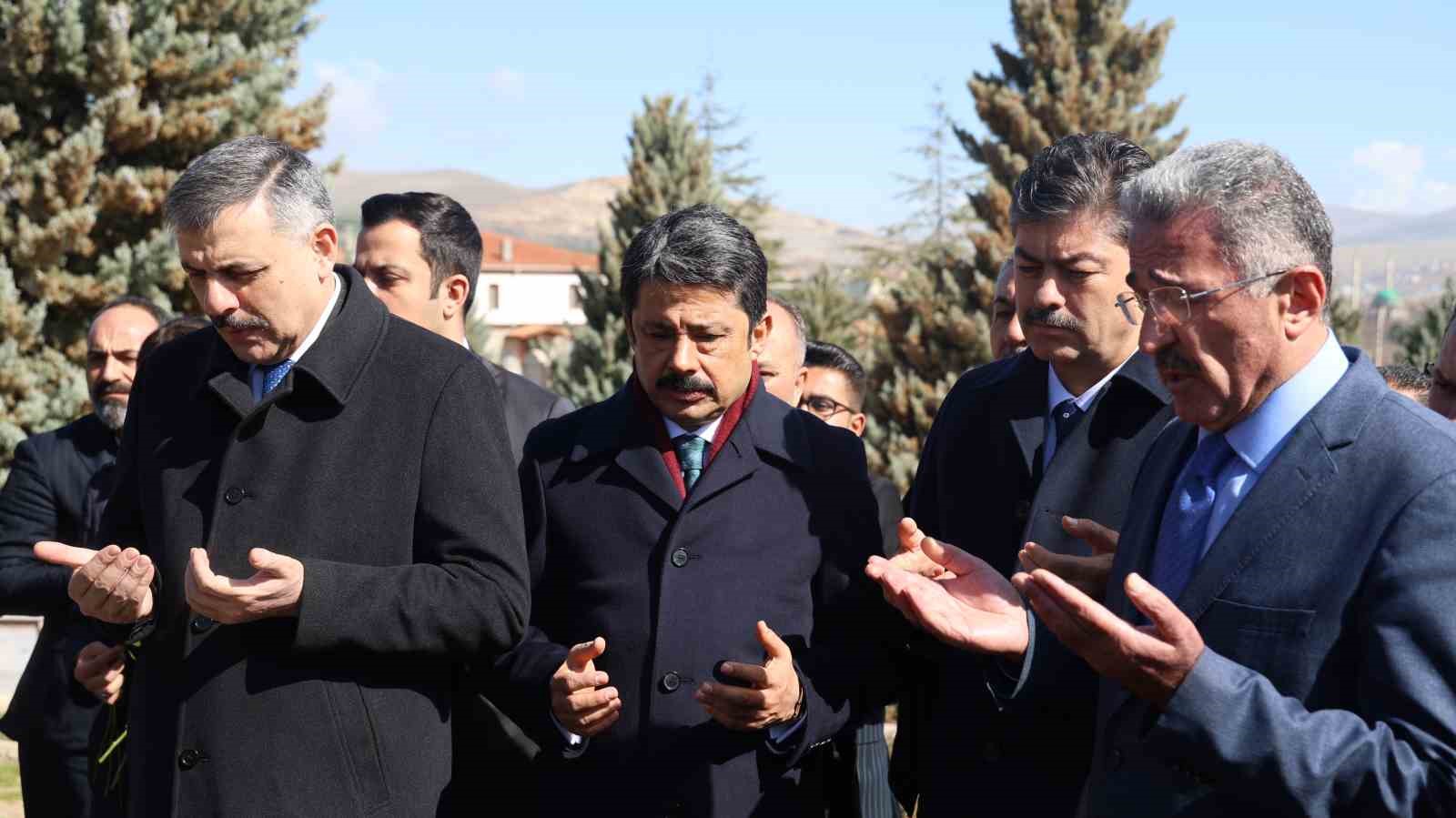 Bakan Çiftçi, Neşet Ertaş’ın kabrini ziyaret etti
