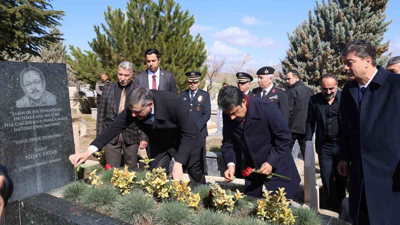 Bakan Çiftçi, Neşet Ertaş’ın kabrini ziyaret etti
